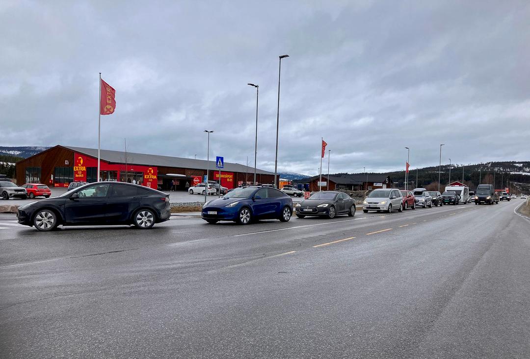 Long charging queues for electric cars at Easter