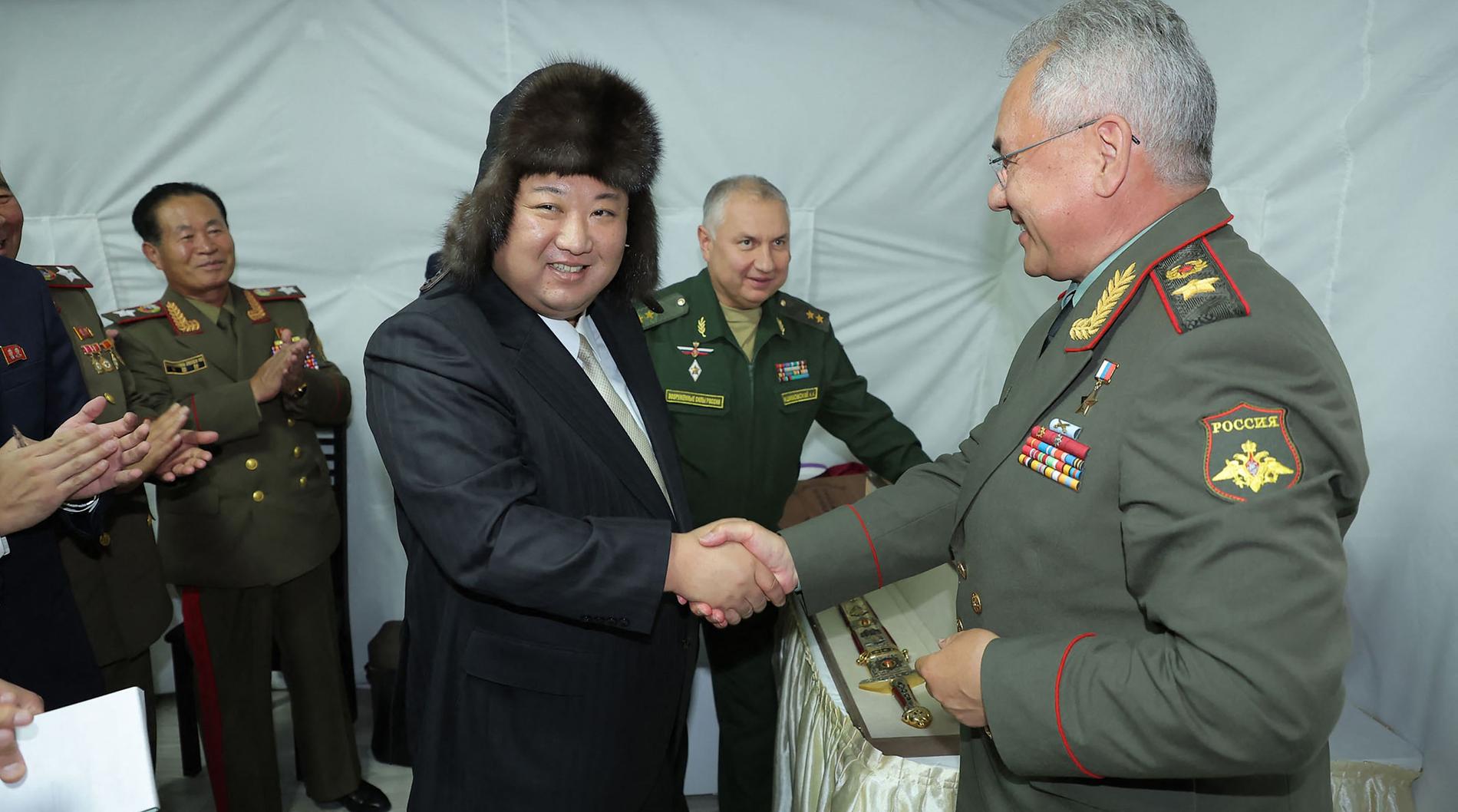 Kim ha ricevuto in dono dai russi armi e un cappello di cuoio