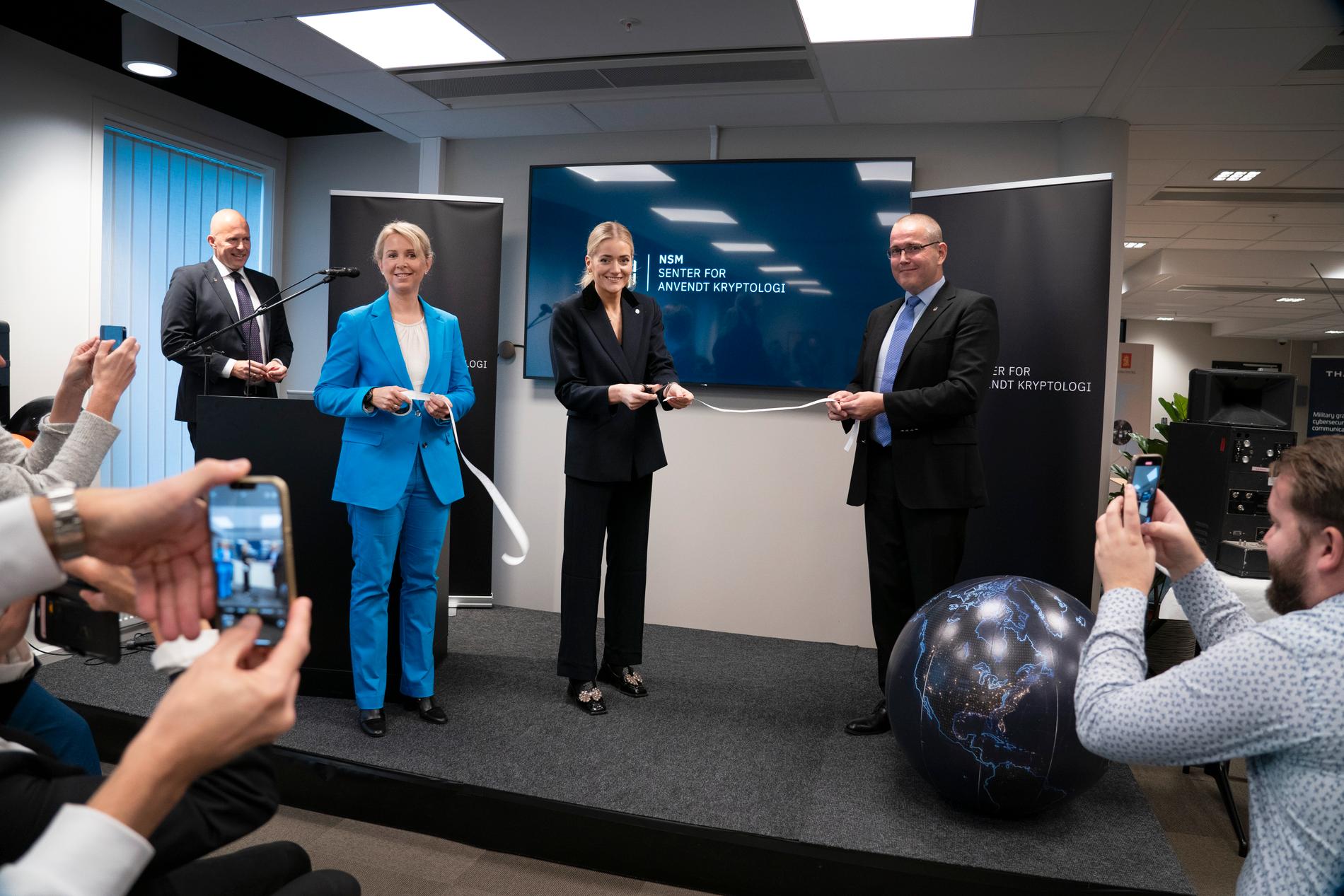 Celebrated on borrowed time: Here, then-NSM President Sophie Nyström and Justice Minister Emilie Inger-Mehl (Sp) are pictured at the NSM headquarters in Fornebu in October 2023. The occasion was the inauguration of Applied Cryptography in Fornebu.  On the right is Geir Arild Inge Hellesvik, who heads the Defense Against Advanced Digital Threats division at NSM.