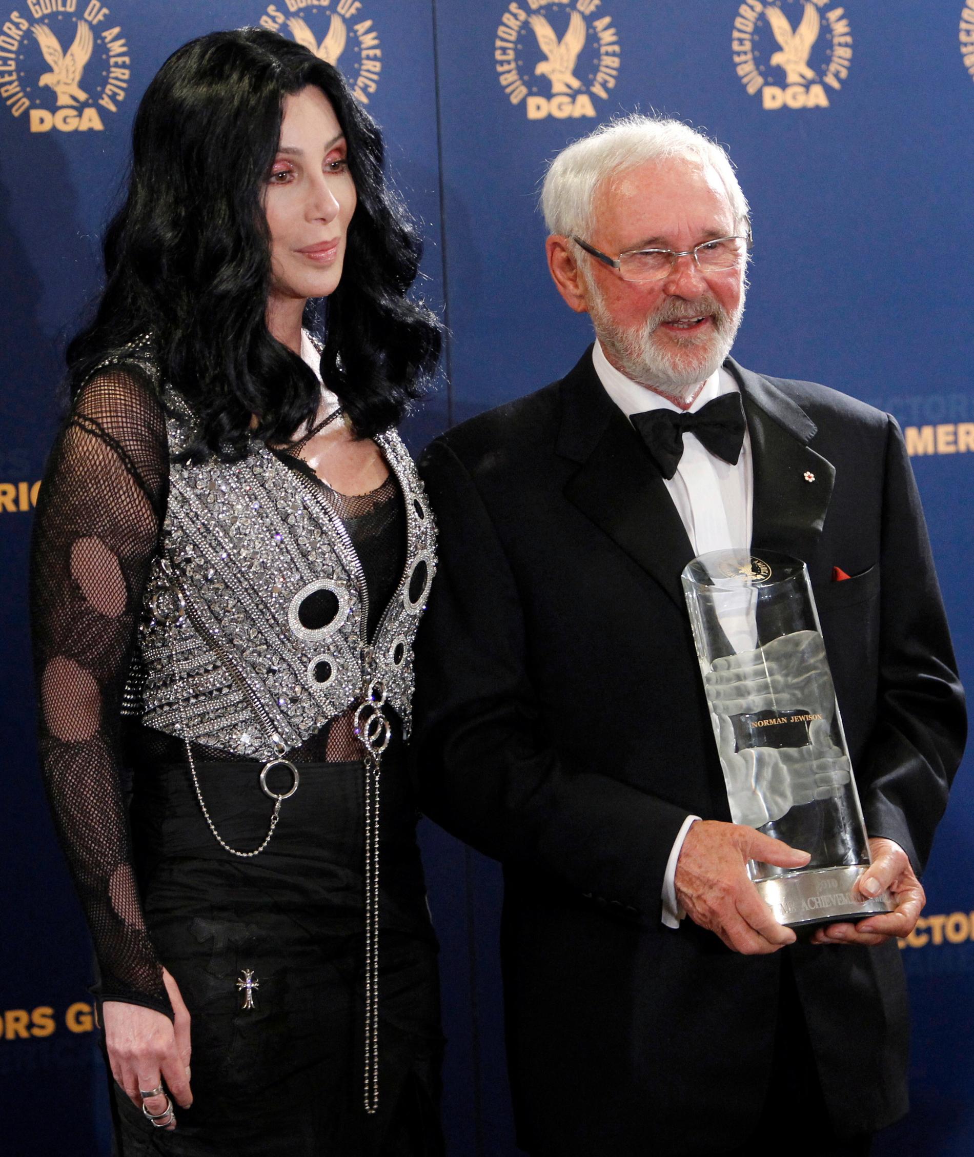 Onorato: Norman Jewison ha ricevuto il DGA Liftetime Award nel 2010. La DGA è il sindacato dei registi di Hollywood.  Accanto a lui vediamo Cher, che ha recitato nel suo film 