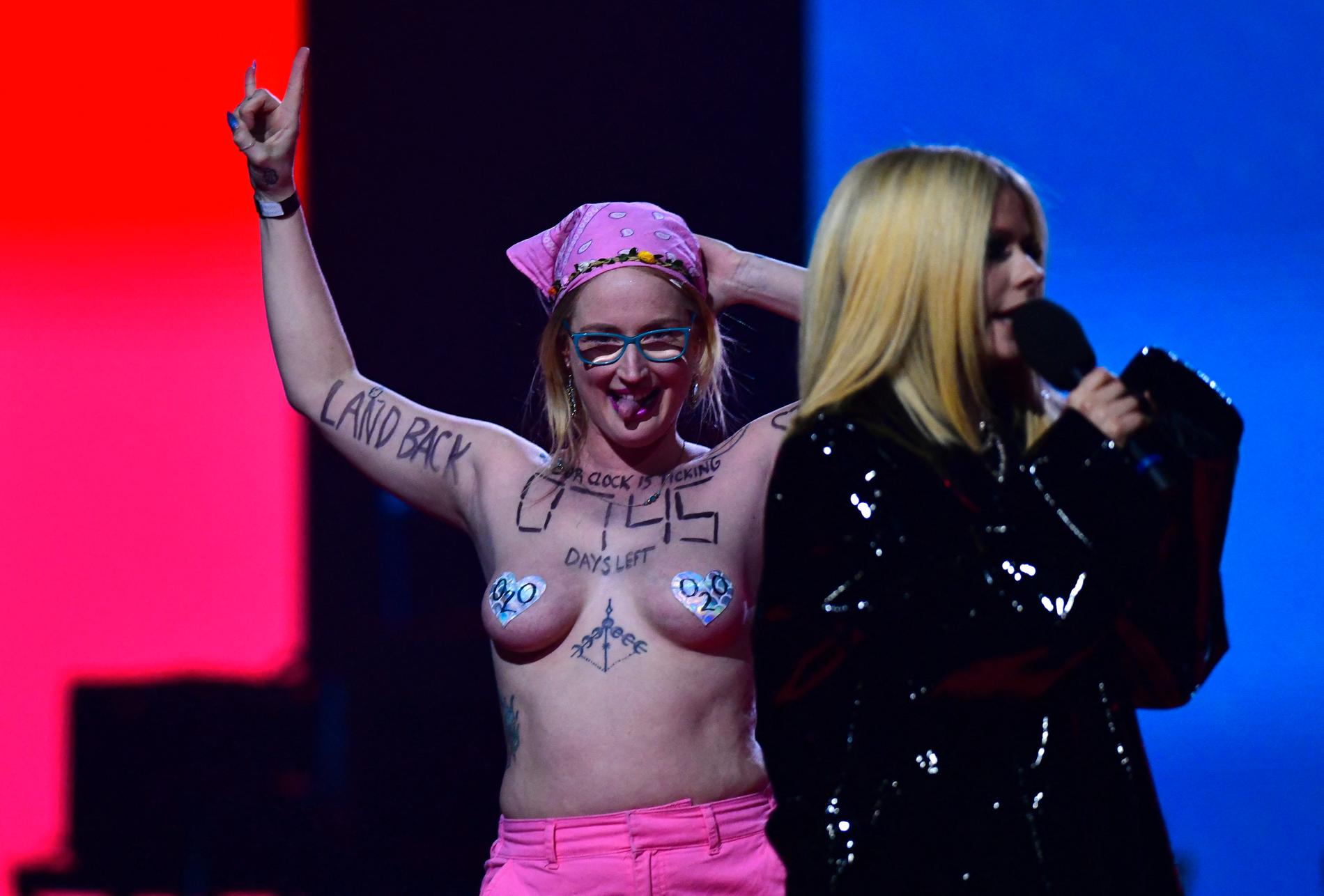 Avril Lavigne to the topless protesters: – Go!