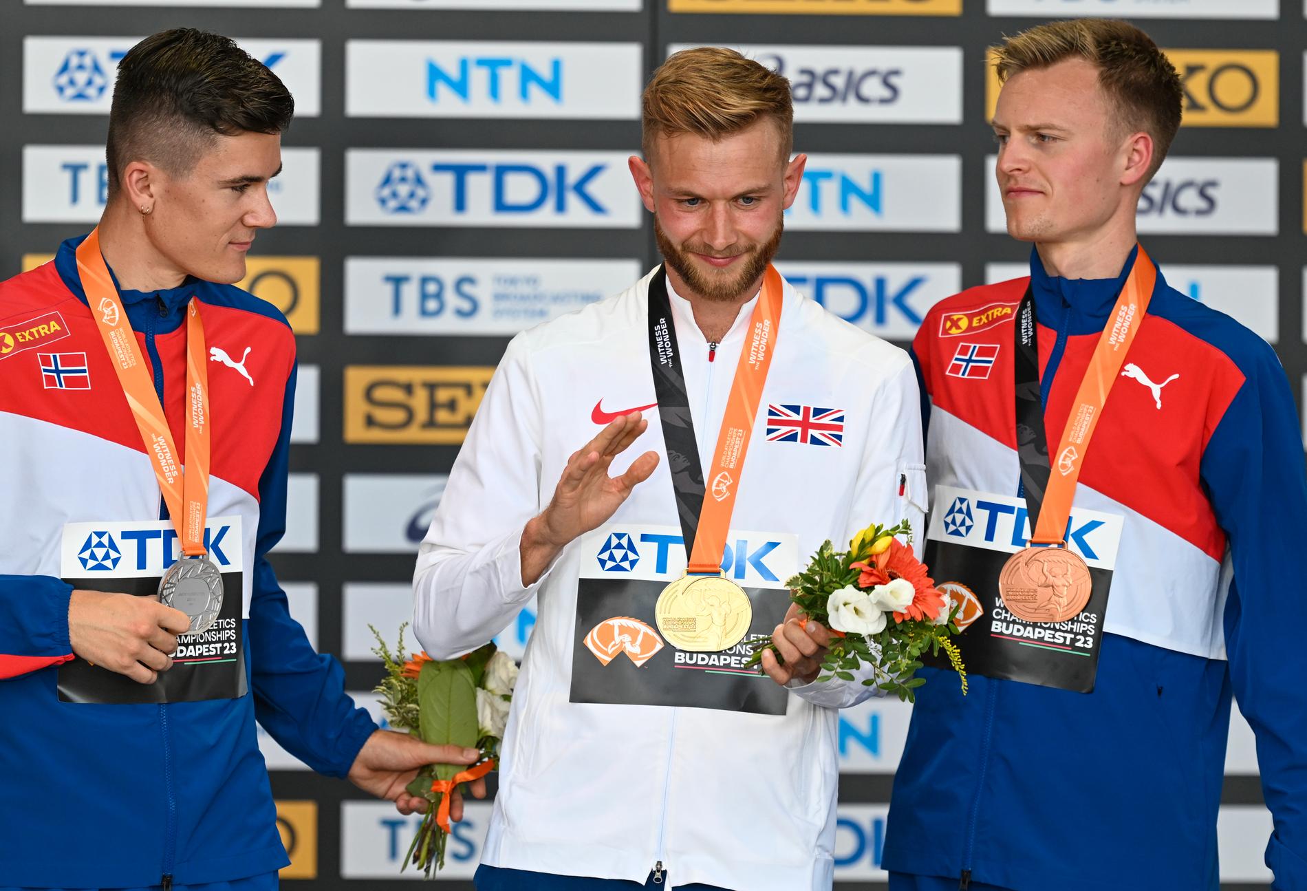 On the podium: Narvi Gilge Nordas (right) on the victory podium in the WC with Jakob Ingebrigtsen and world champion Josh Kerr.