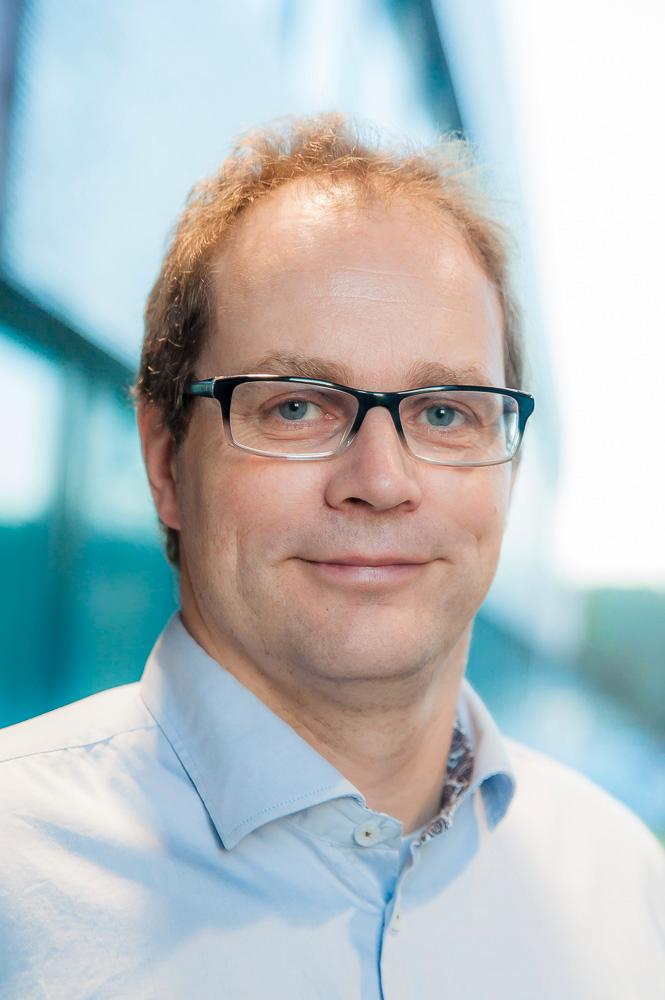 Regnskapsforsker Terje Heskestad reagerer på det han finner i regnskapet til Ola Flems investeringselskap Flemo AS.