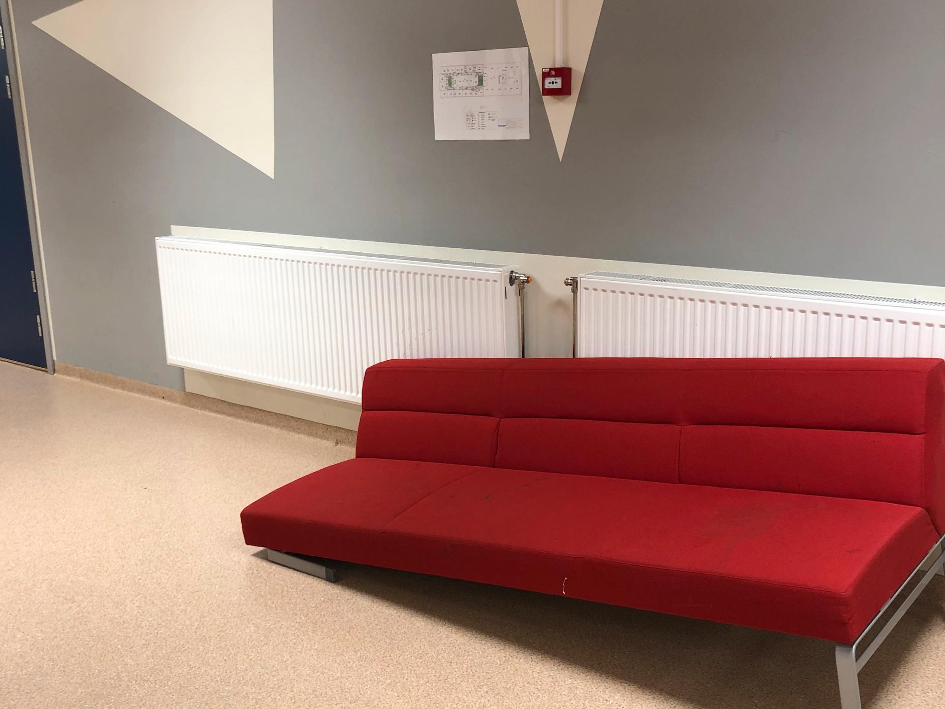 Group break: An empty red sofa is constantly left in the hall at Holtan High School in Horten.