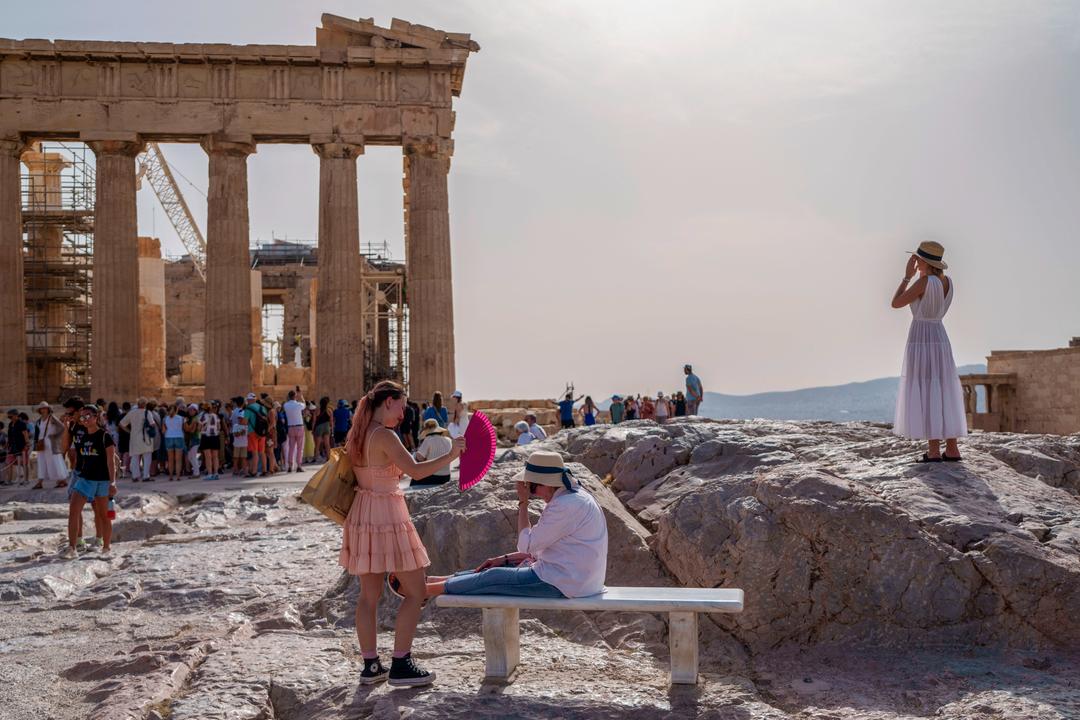 Diversi turisti trovati morti durante l’ondata di caldo in Grecia – avverte ora anche l’Italia