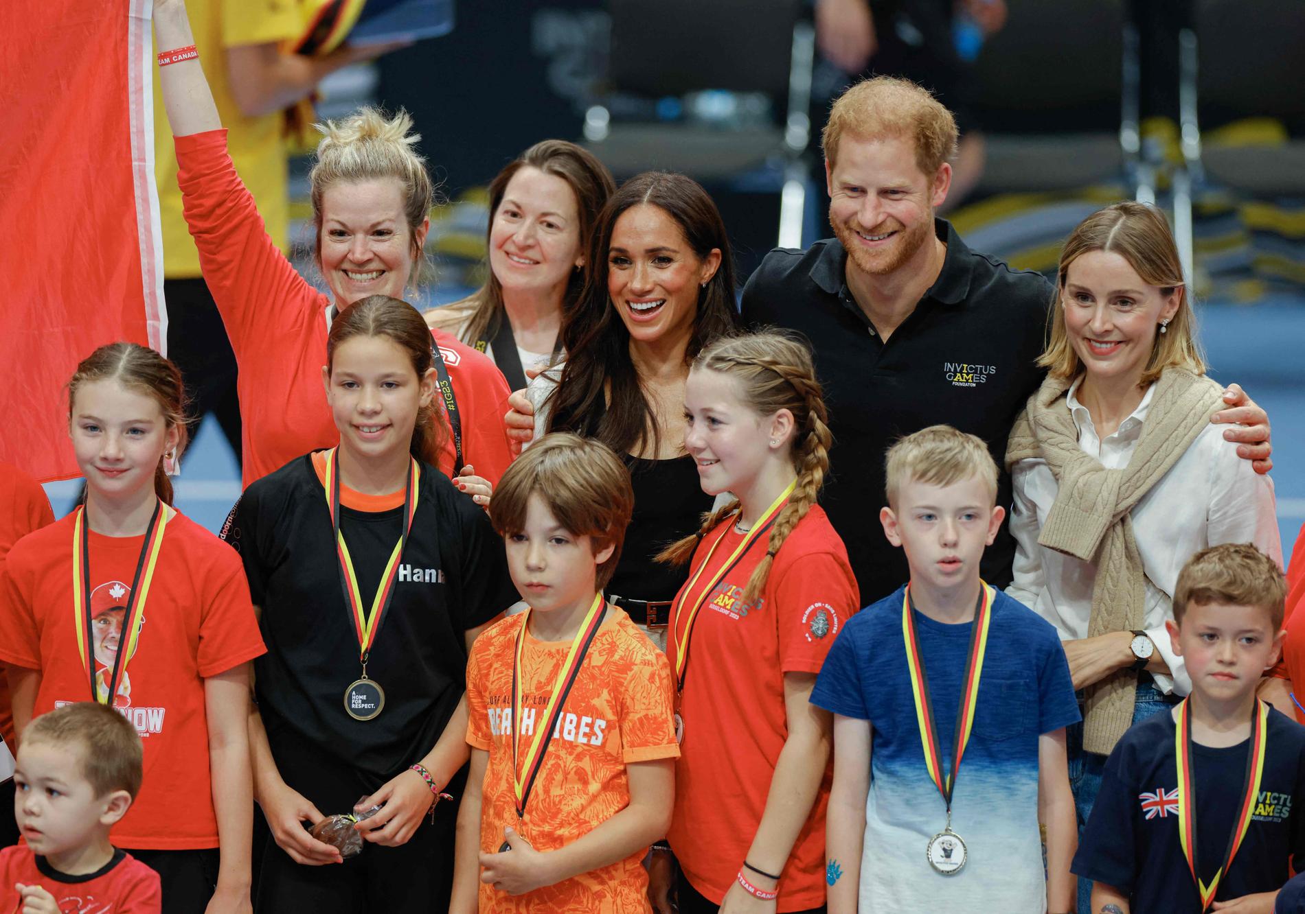 STAR TEAM: la duchessa Meghan e il principe Harry posano con i vincitori delle medaglie durante l'evento di mercoledì.