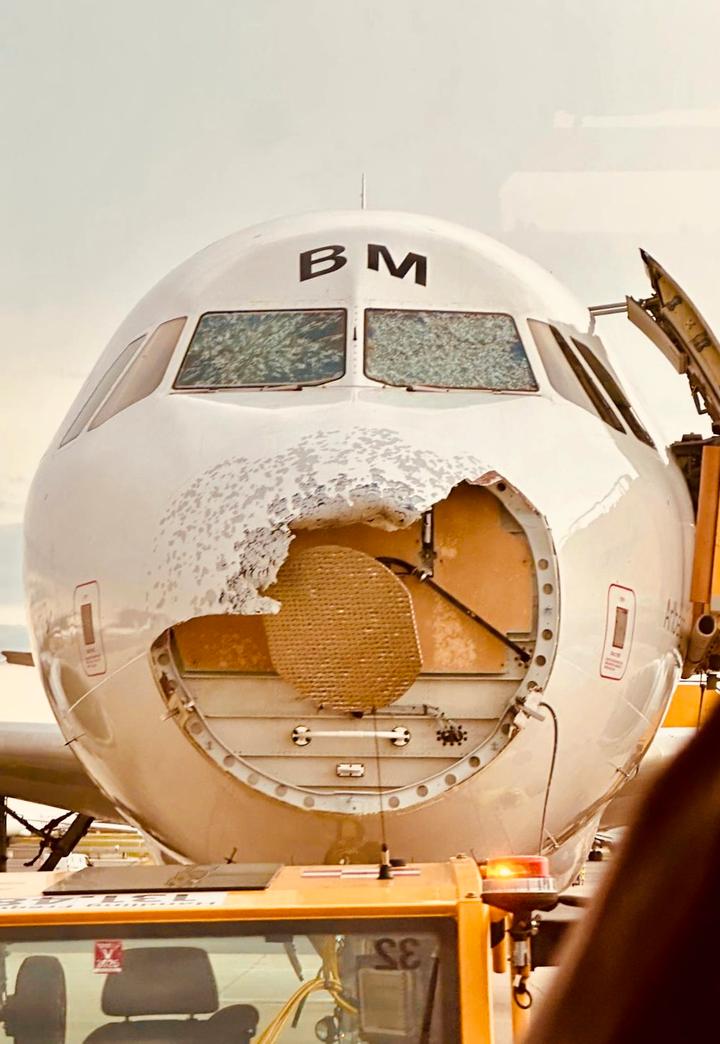 Un avion touché par une tempête de grêle