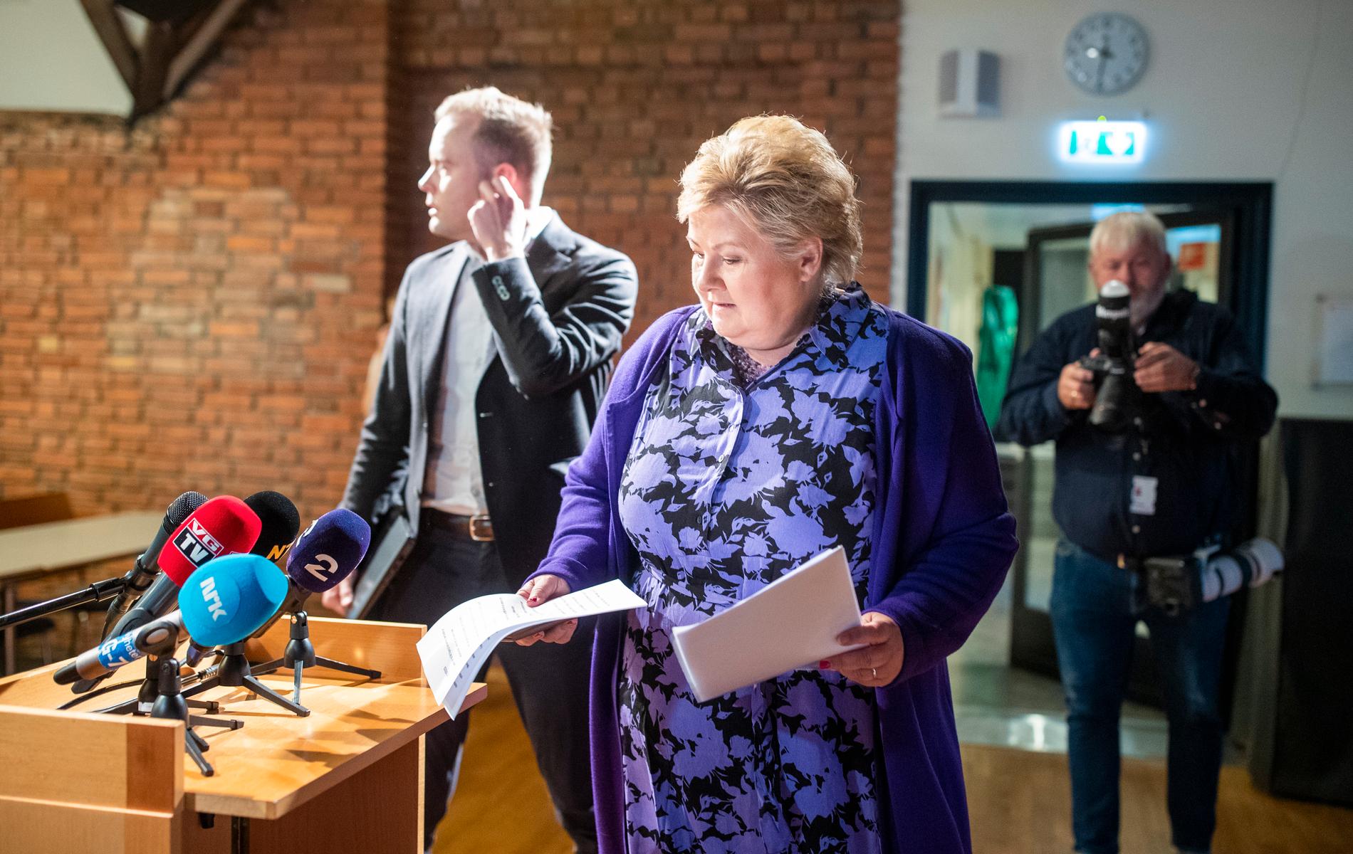 SHARES LIST: Erna Solberg shares a timeline of the party's handling of the share scandal on Tuesday evening.  Here is Solberg at the press conference at the Storting last Friday with the party's press chief Cato Husabø Fossen. 
