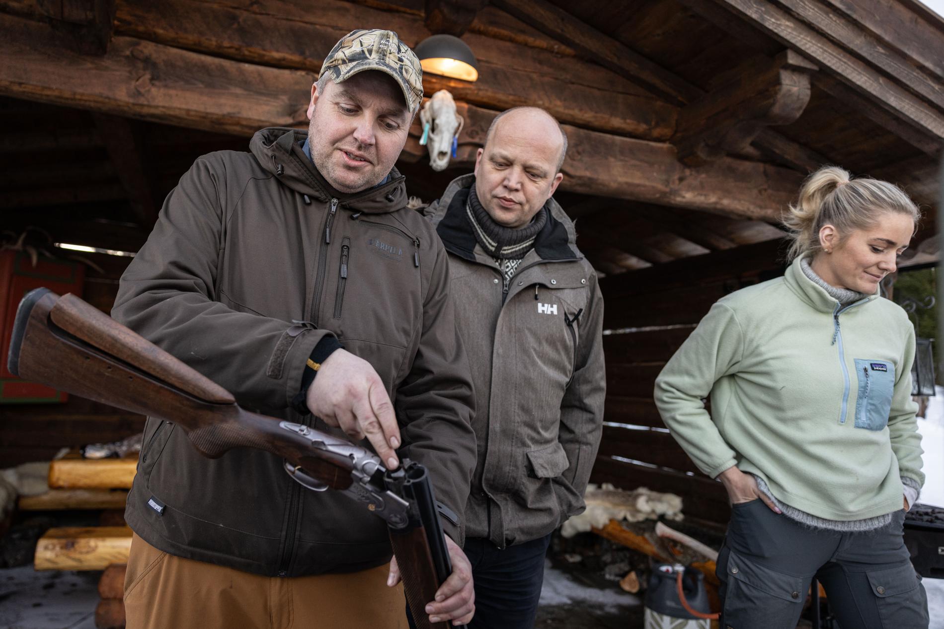 SP Leader Trygve Slagsvold Vedum Watches Norwegian Hunters’ and Fishermen’s Association Demonstration of Daily Gun Use, Justice Minister Emilie Enger Mehl Condemns Activists’ Methods