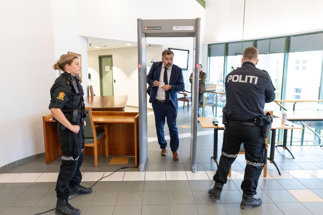 Rettssak med Foxtrot-kobling: Voktes av bevæpnet politi