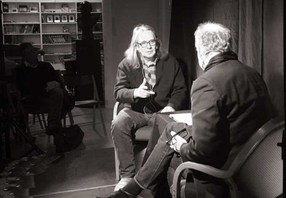 Intervista nel 2016: Alf van der Hagen ha avuto tre quarti d'ora per intervistare Ingvar Ambjørnsen durante la mostra letteraria a Vestfold, ma la conversazione è andata di traverso – ed è durata due ore.  Adesso i due si sono parlati insieme per un intero libro. 