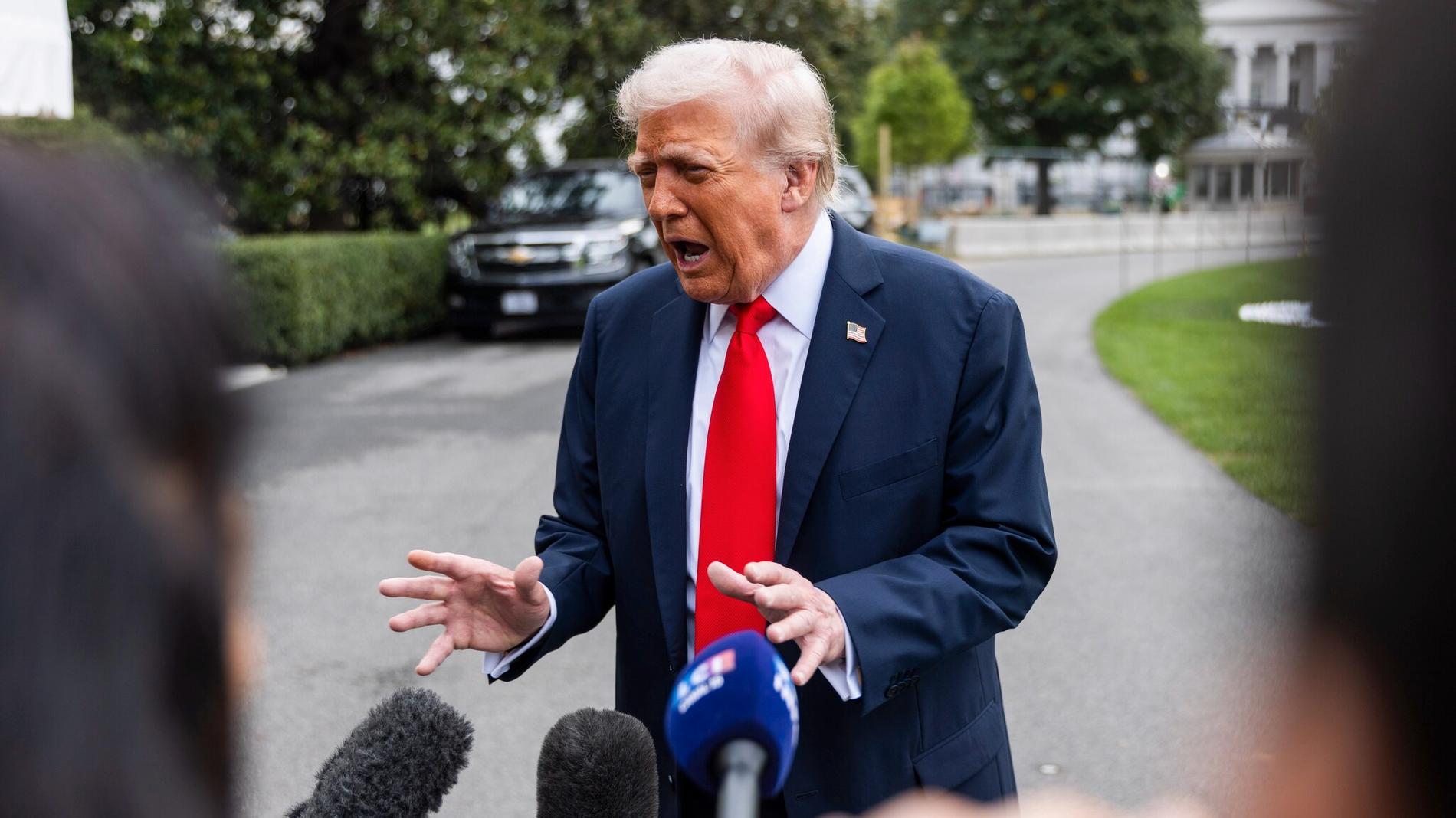 Trump: — Ti still!