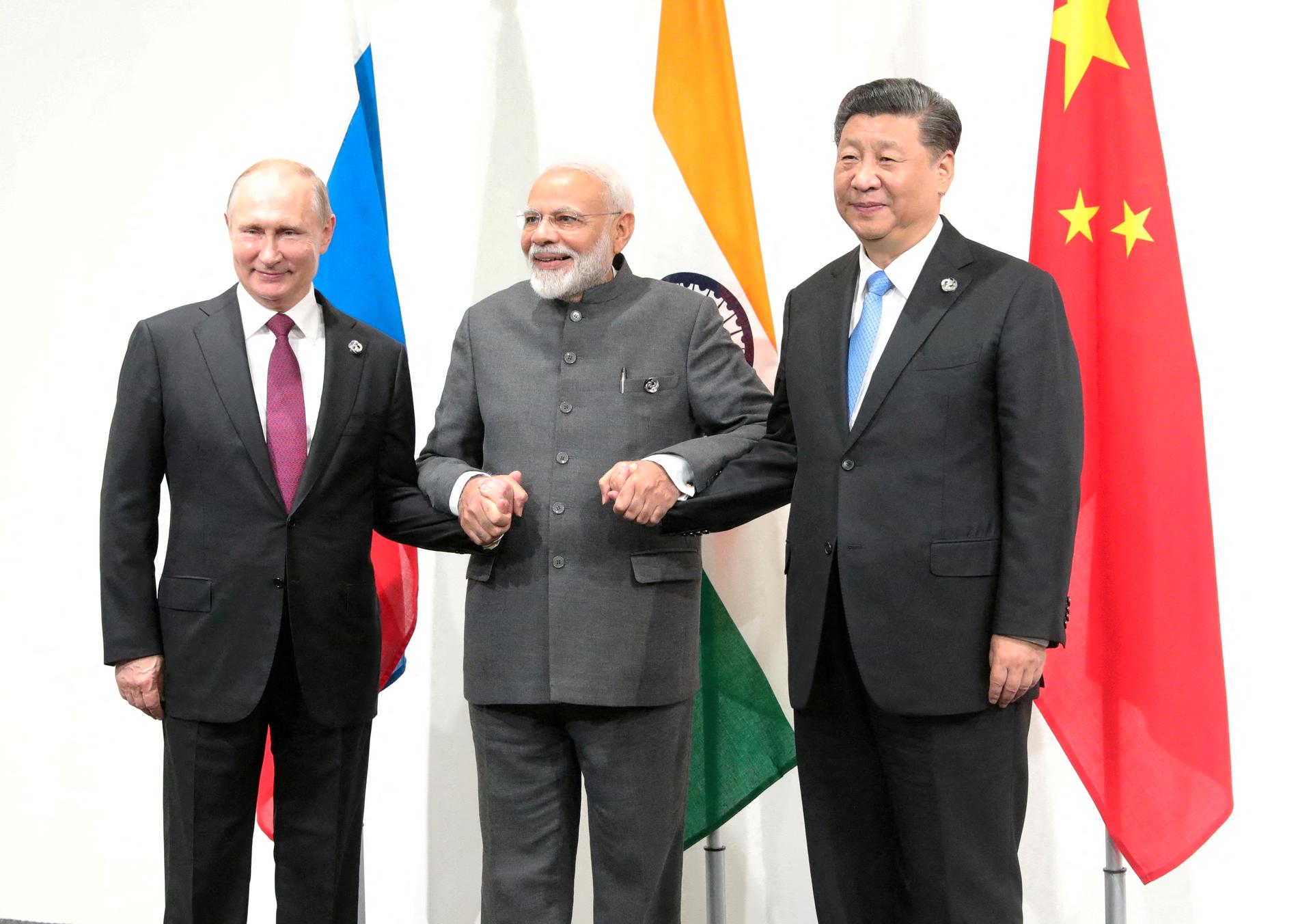 Il trio a Osaka: Vladimir Putin, Narendra Modi e Xi Jinping posano per i fotografi all'incontro del G20 a Osaka nel 2019.