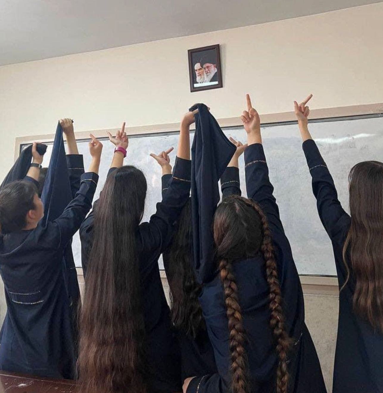 Skoleelever i Iran kaster hijaben i protest