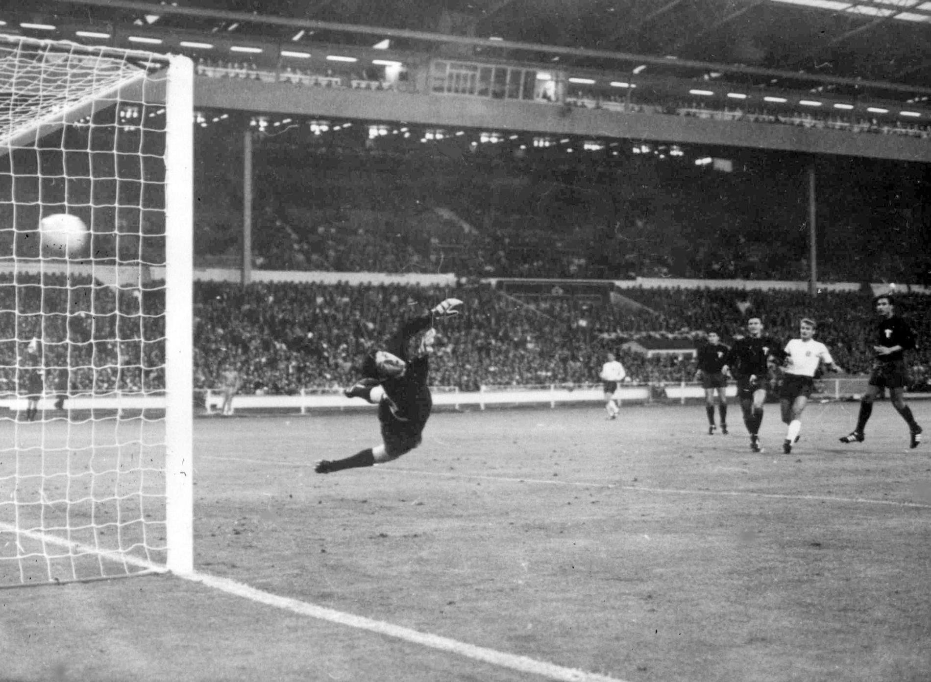 Campionato mondiale 1966: Bobby Charlton segna per l'Inghilterra contro il Messico a Wembley.