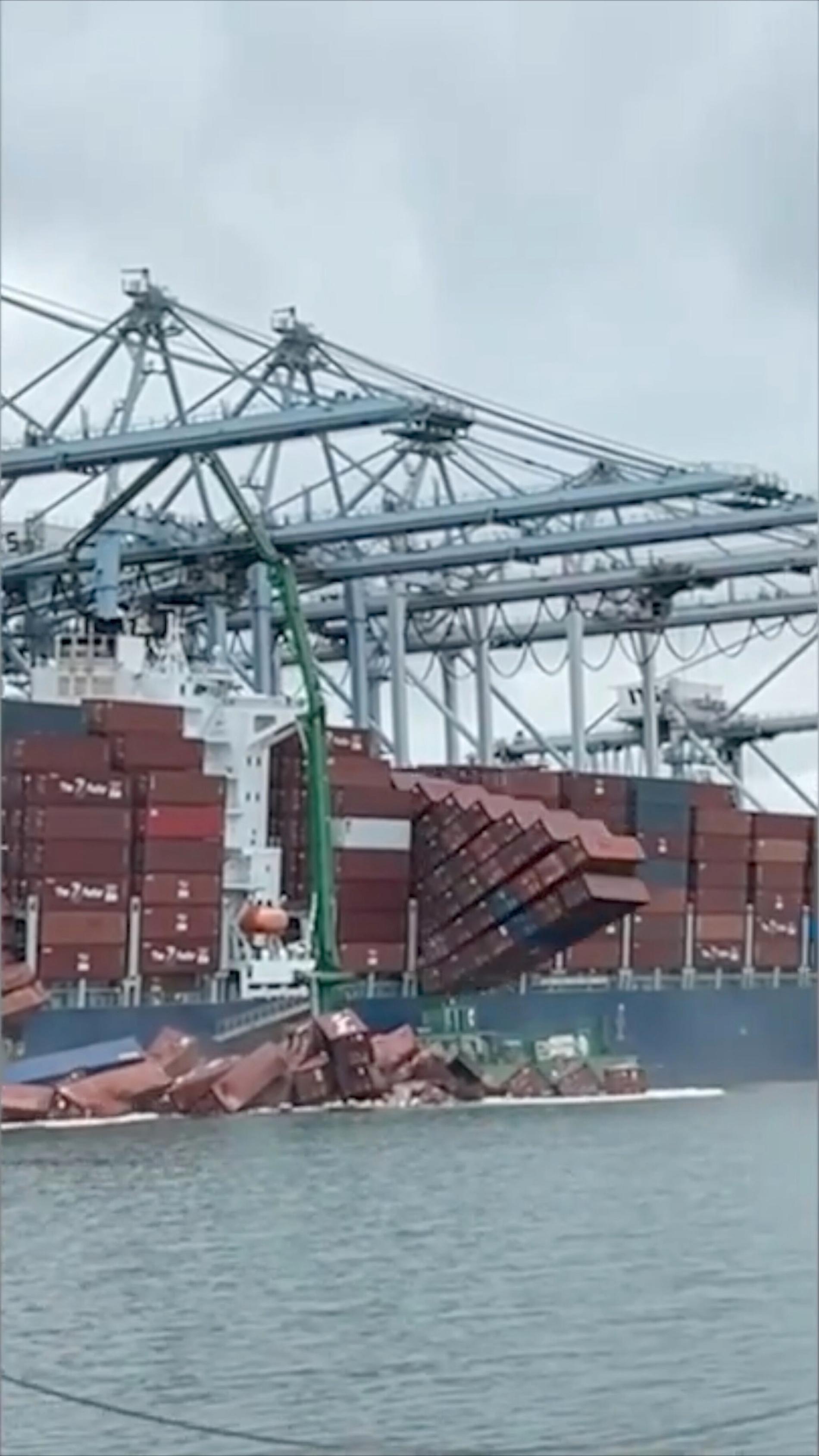 Containerne raser av lasteskipet