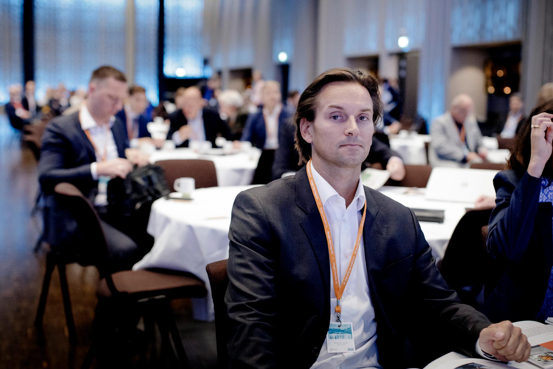 Aker og kjendisfond selger lakseoppdretter – analytiker spår kursoppgang