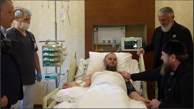Hospital: Ramzan Kadyrov (seated on the right) on a sick visit to his uncle.