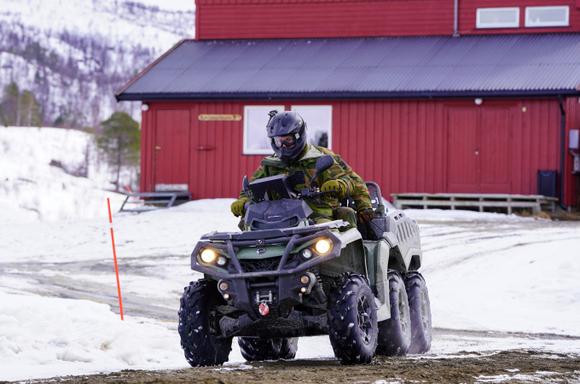 Prins Sverre Magnus på besøk til Hærens Brigade Nord