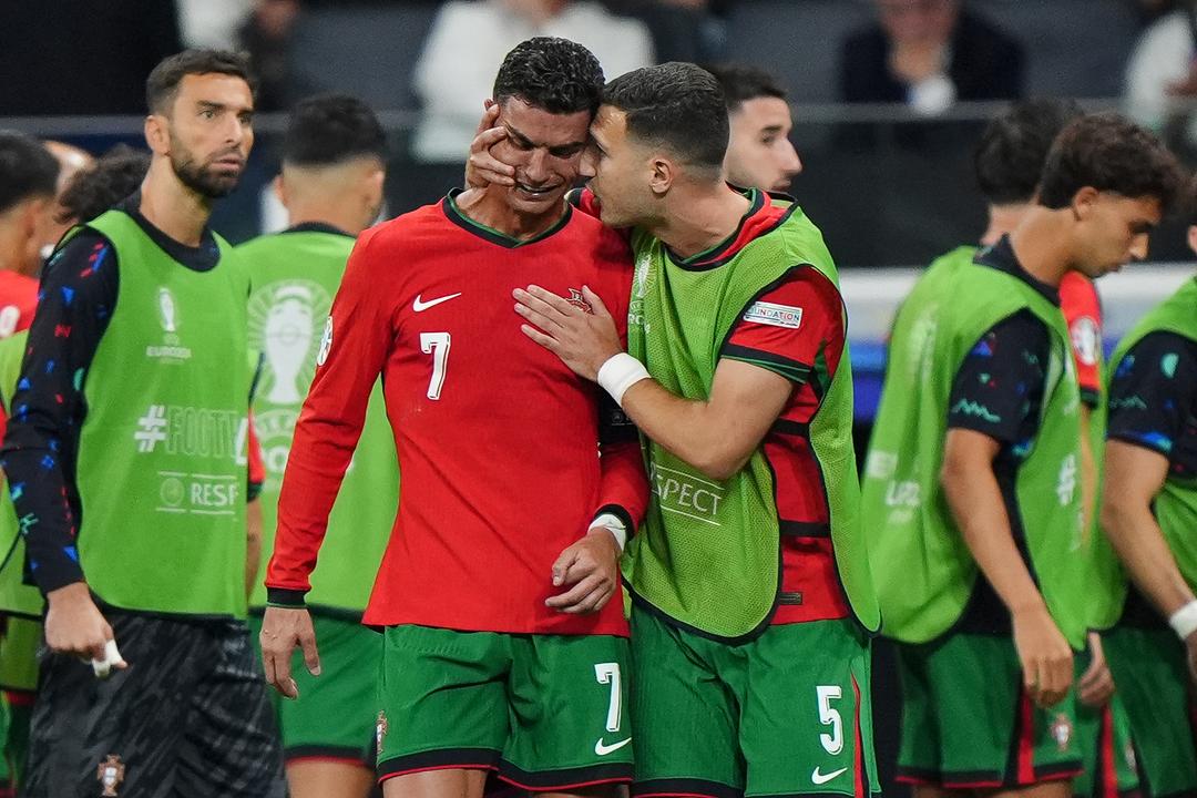 Cristiano Ronaldo piange dopo aver sbagliato un calcio di rigore contro la Slovenia