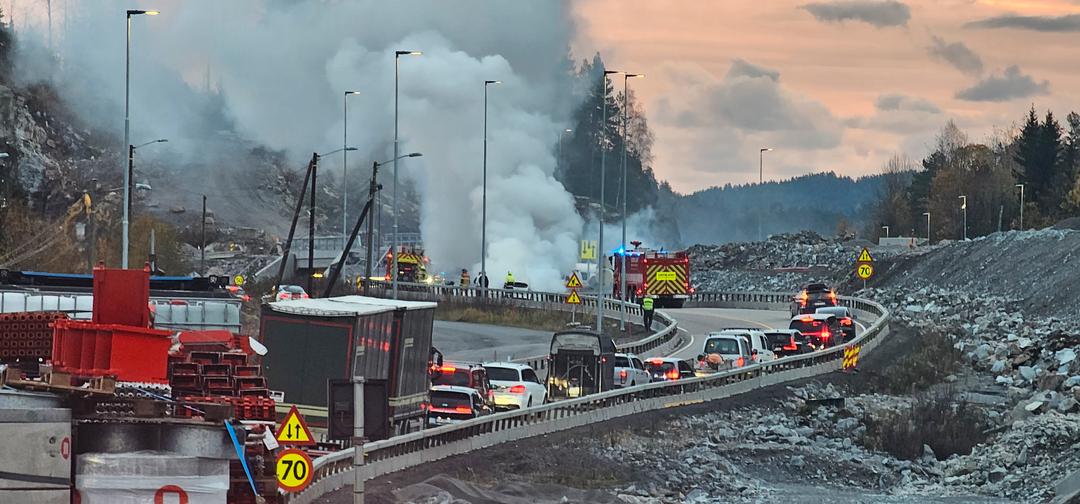 Bilbrann på E18 i Porsgrunn – veien stengt i begge retninger