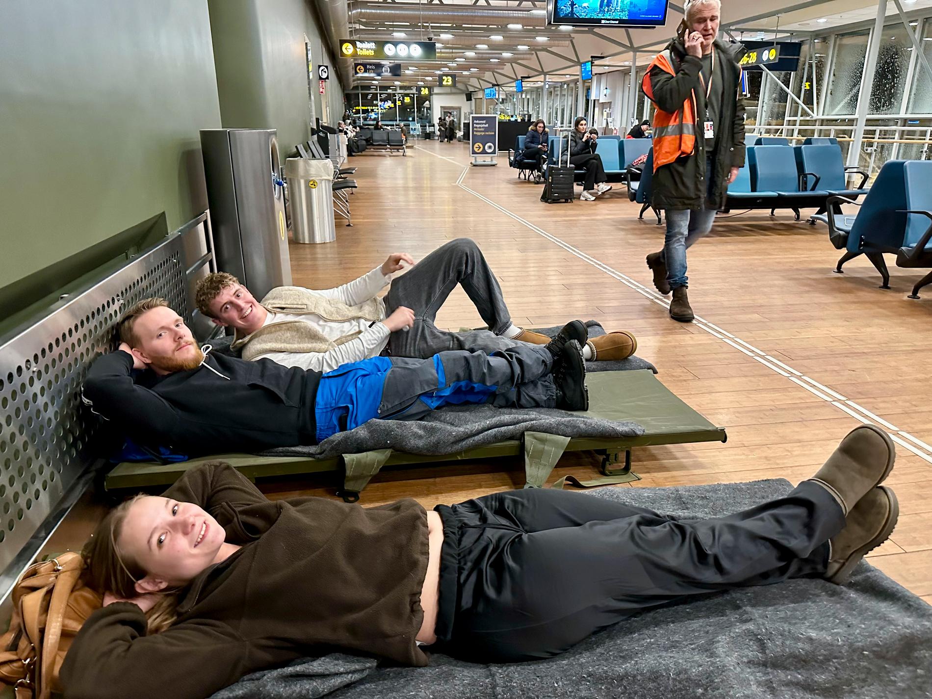 Weather protection: Sanniva Lykanger (20), Ole Matthias Hedlester (22) and Ulrik Bergerud (20) spend the night at the airport.  Airport manager Ivar Helsing Schrøen walks in the background. 
