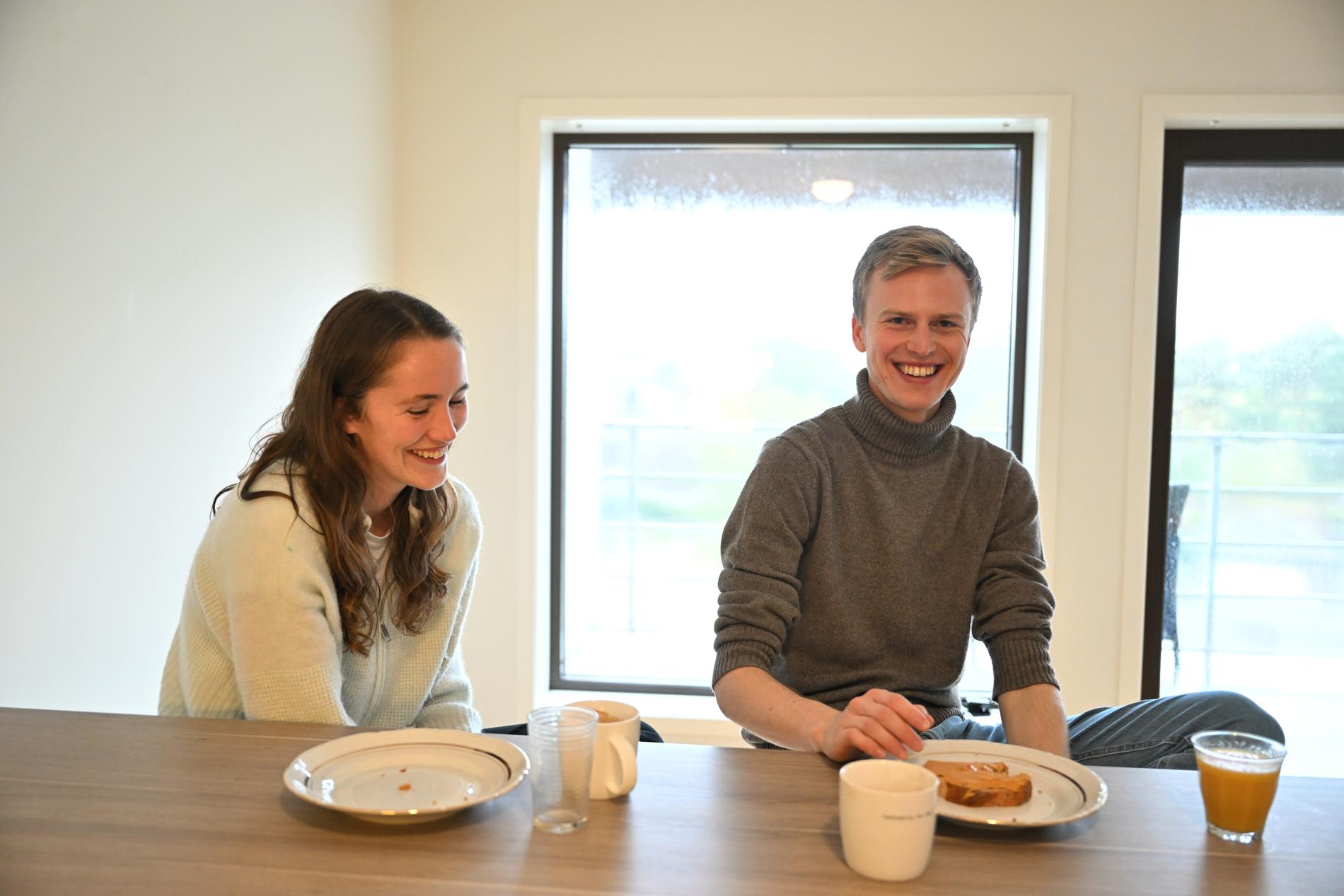 Nice breakfast: Oda Andersen Lundeby and Narvi Gilgi Nordas enjoy breakfast together.