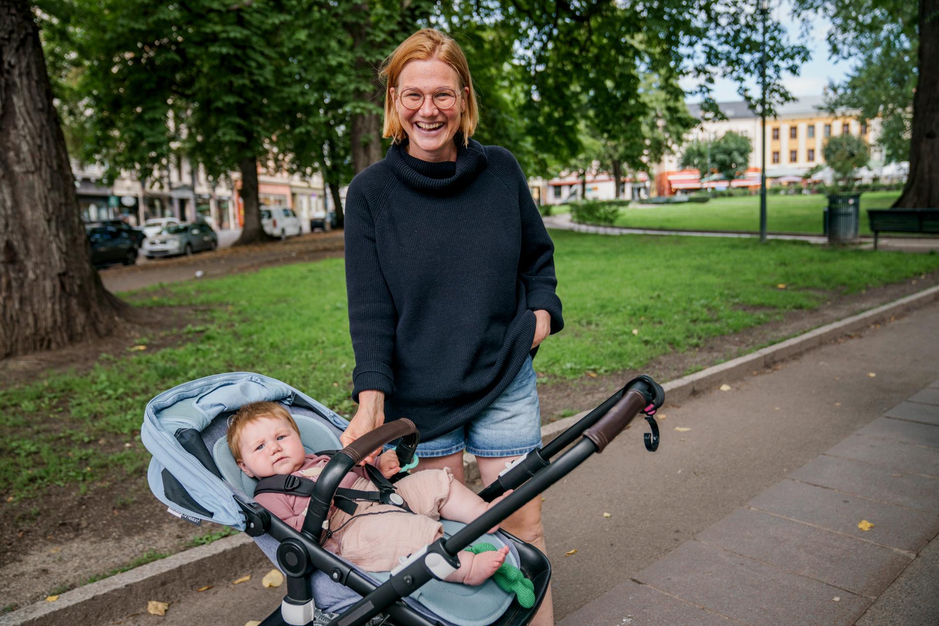 E24 møtte Marte Hagen (39) og datteren Henny (syv måneder) etter Norges Banks rentemøte torsdag. 