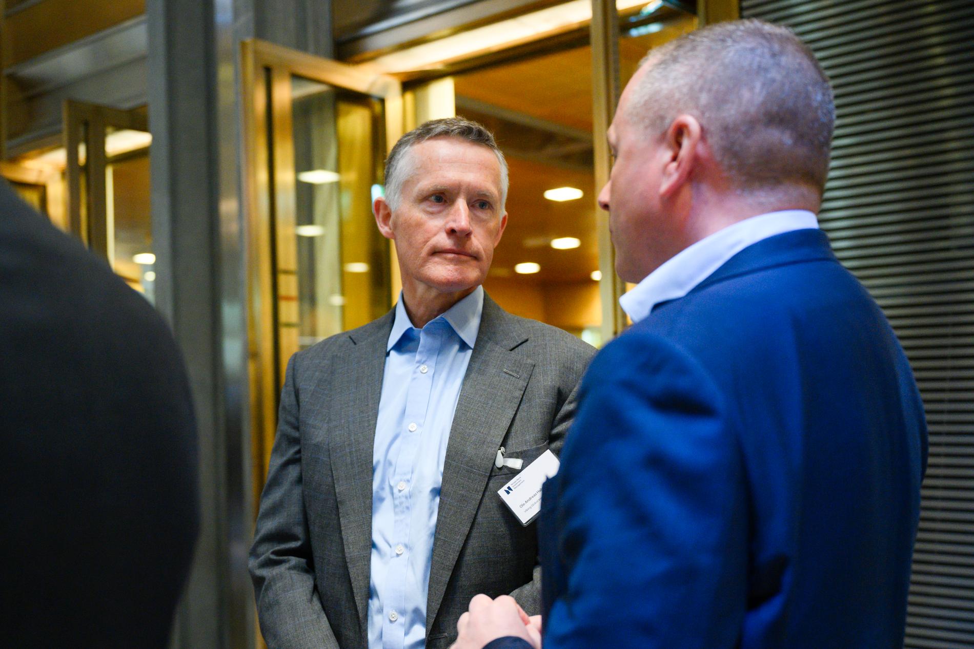 Investor Ole Andreas Halvorsen, toppsjef i Viking Global Investors (t.v.), her i samtale med Tangen. Oljefondsjefen måtte godta referatforbud for media (Chatham Rules), for Halvorsens foredrag for å få ham til å stille. 