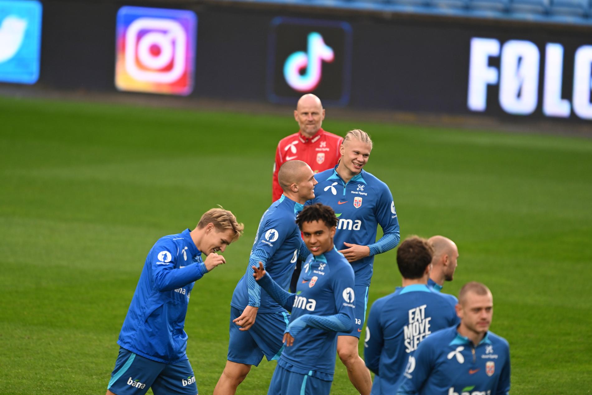 In the background: Solbakken has not yet caused much discussion about his athletic results.  Here Erling Braut follows Haaland and his teammates, from Tuesday's training at the Olivale Stadium. 