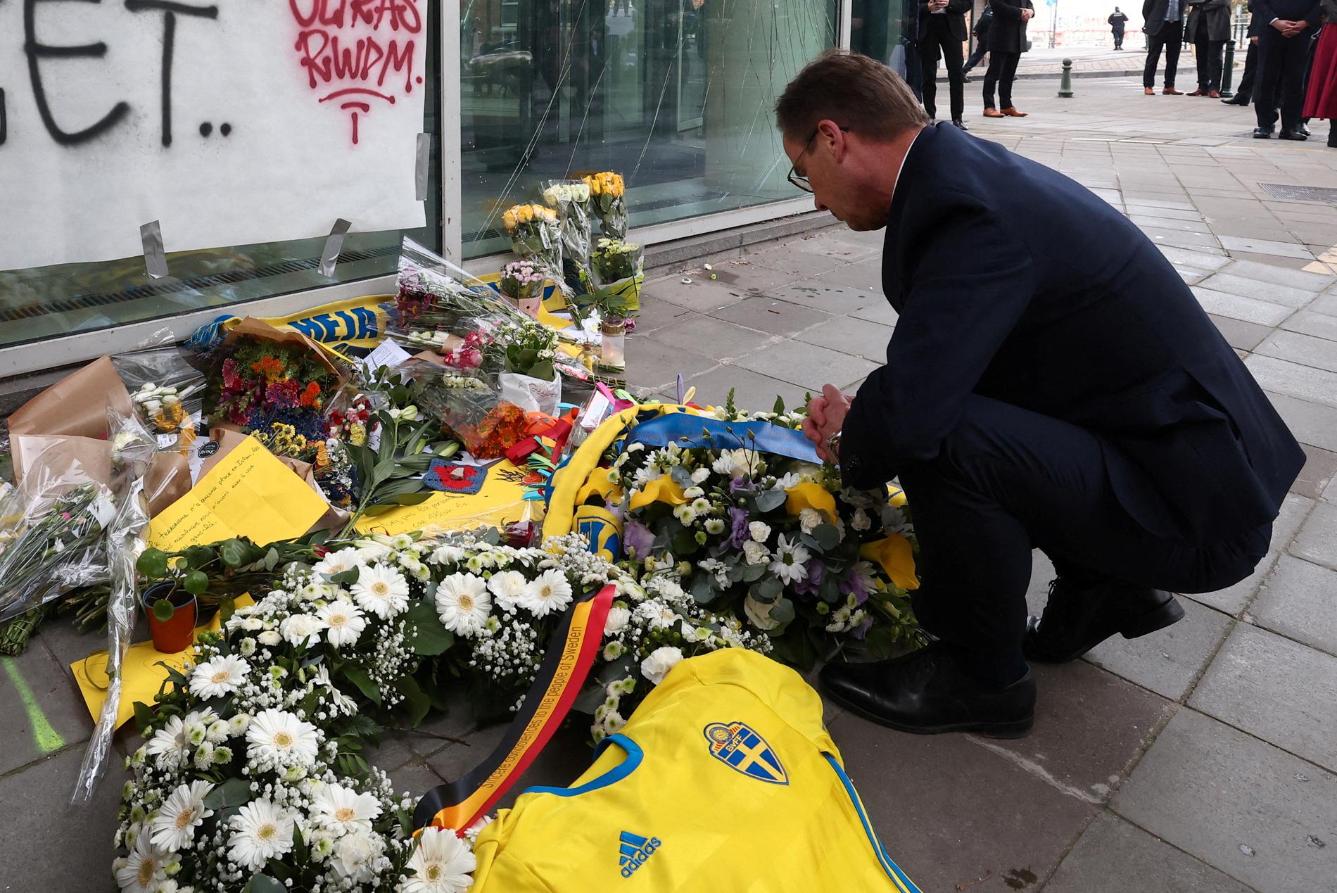 Terrorismo: Ulf Kristersson ha deposto una corona di fiori sul luogo dell'incidente in cui due tifosi di calcio svedesi sono stati uccisi a colpi di arma da fuoco la settimana scorsa a Bruxelles. 