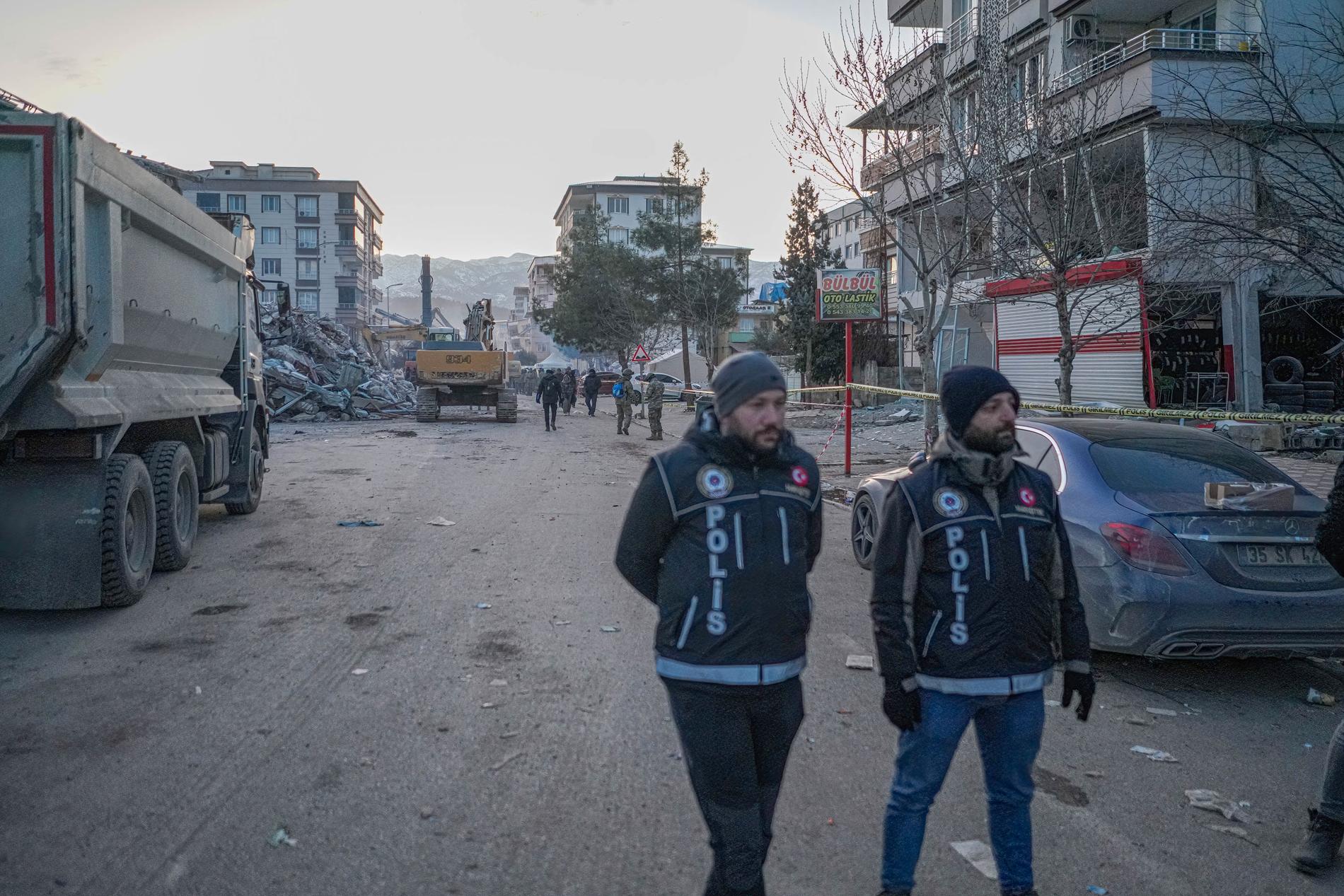 Le tremblement de terre en Turquie et en Syrie : Recherche de secours interrompue après les troubles – 48 personnes arrêtées pour pillage