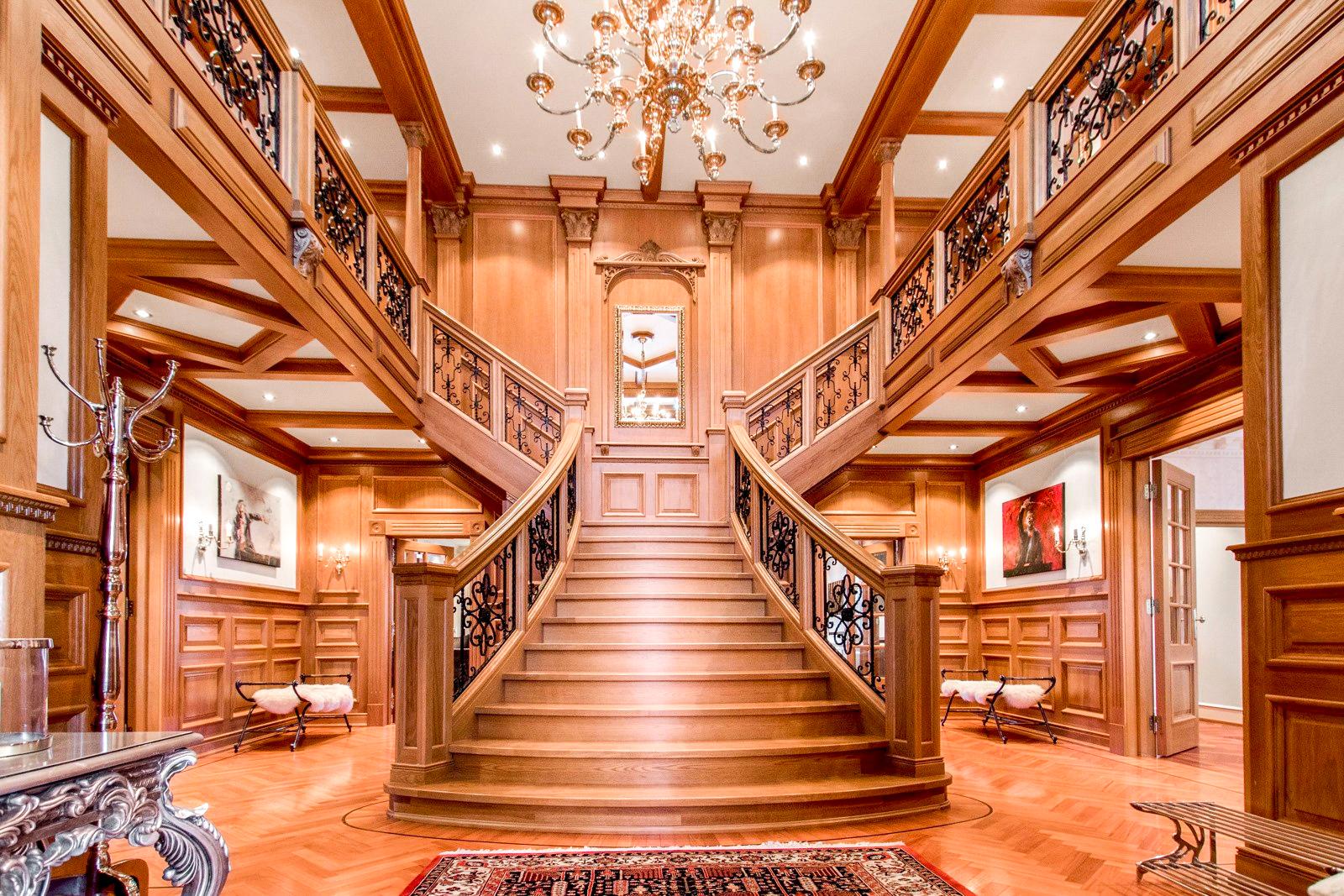 De massive eikedetaljene ved inngangspartiet er inspirert av den storslåtte trappen i Titanic. 