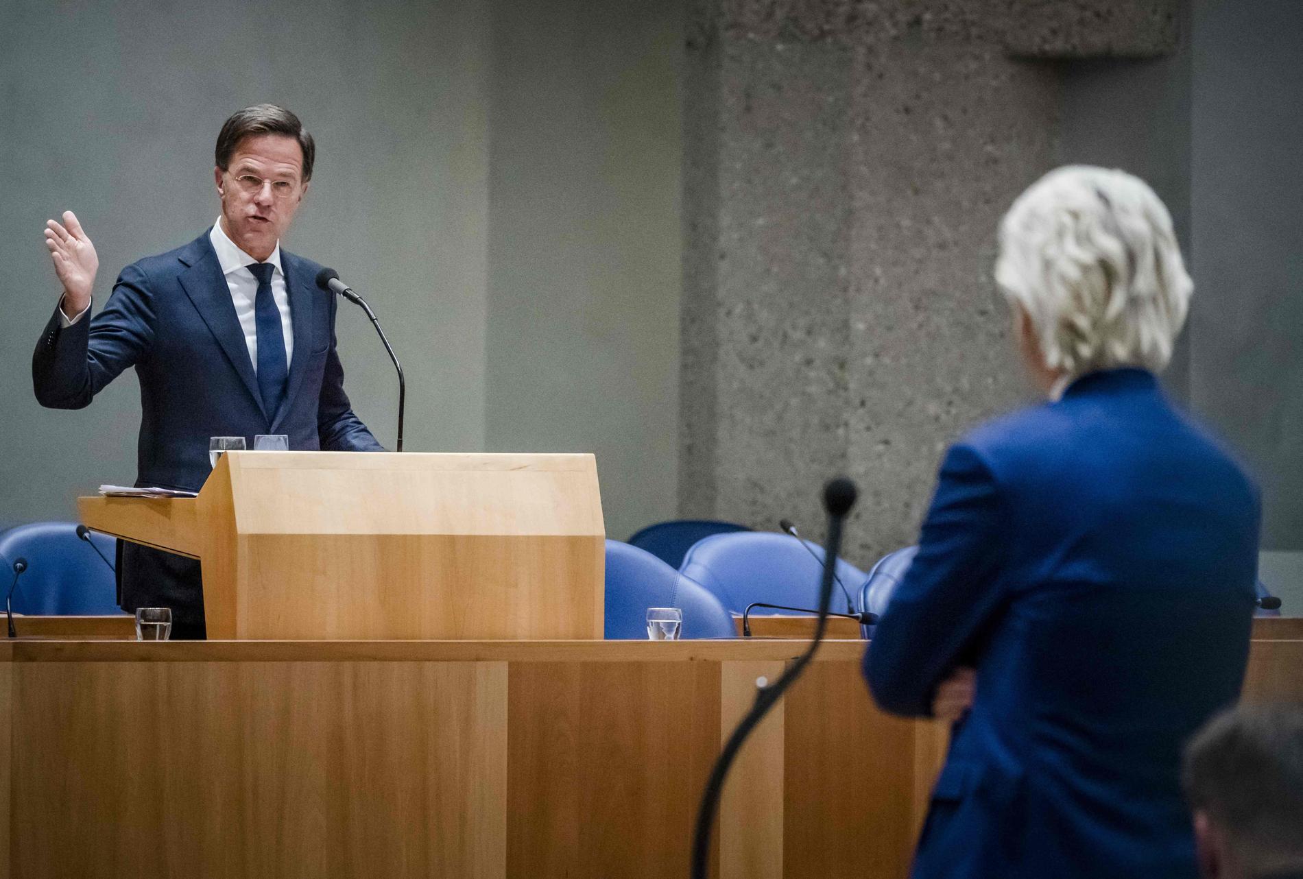 GRUST: Geert Wilders (th) og trolig avtroppende statsminister Mark Rutte (TV.) i en debatt om nitrogengass i parlamentet. 