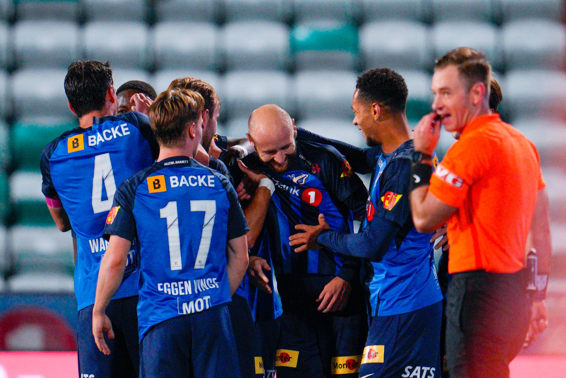 Blue Jubilee: Stabæk celebrates Curtis Edwards scoring 5-1.