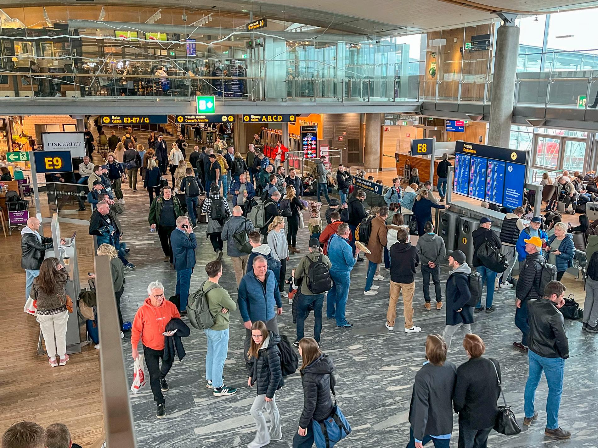 Mange reisende på Oslo lufthavn Gardermoen var berørt av at luftrommet over Sør-Norge ble stengt som følge av en teknisk feil hos Oslo Kontrollsentral torsdag. 