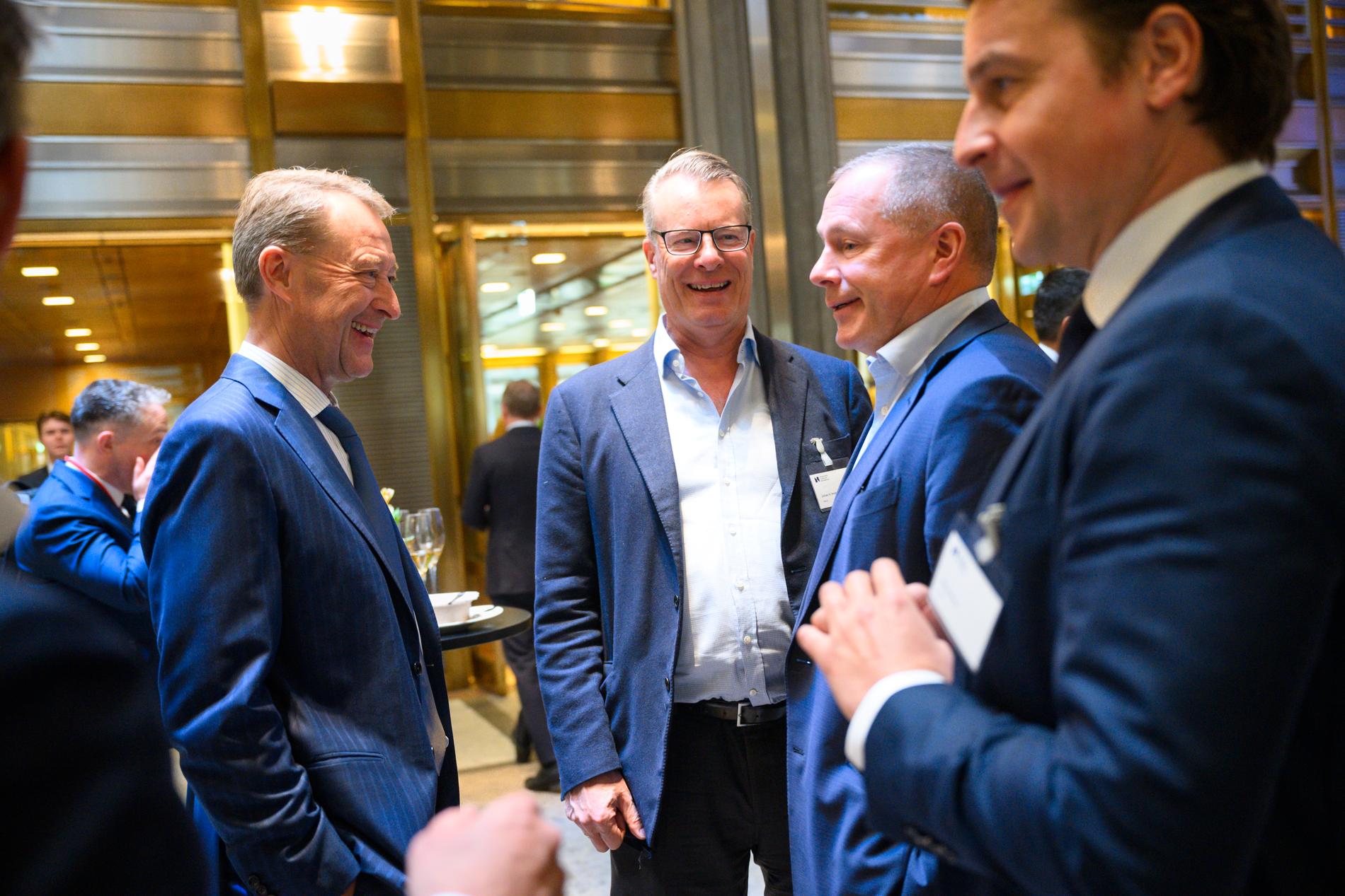 Oljefondssjef Nicolai Tangen, her i samtale med fv. investor Bjørn Rune Gjelsten og Ferd-eier Johan H. Andresen. Ferd-sjef Morten Borge til høyre. 