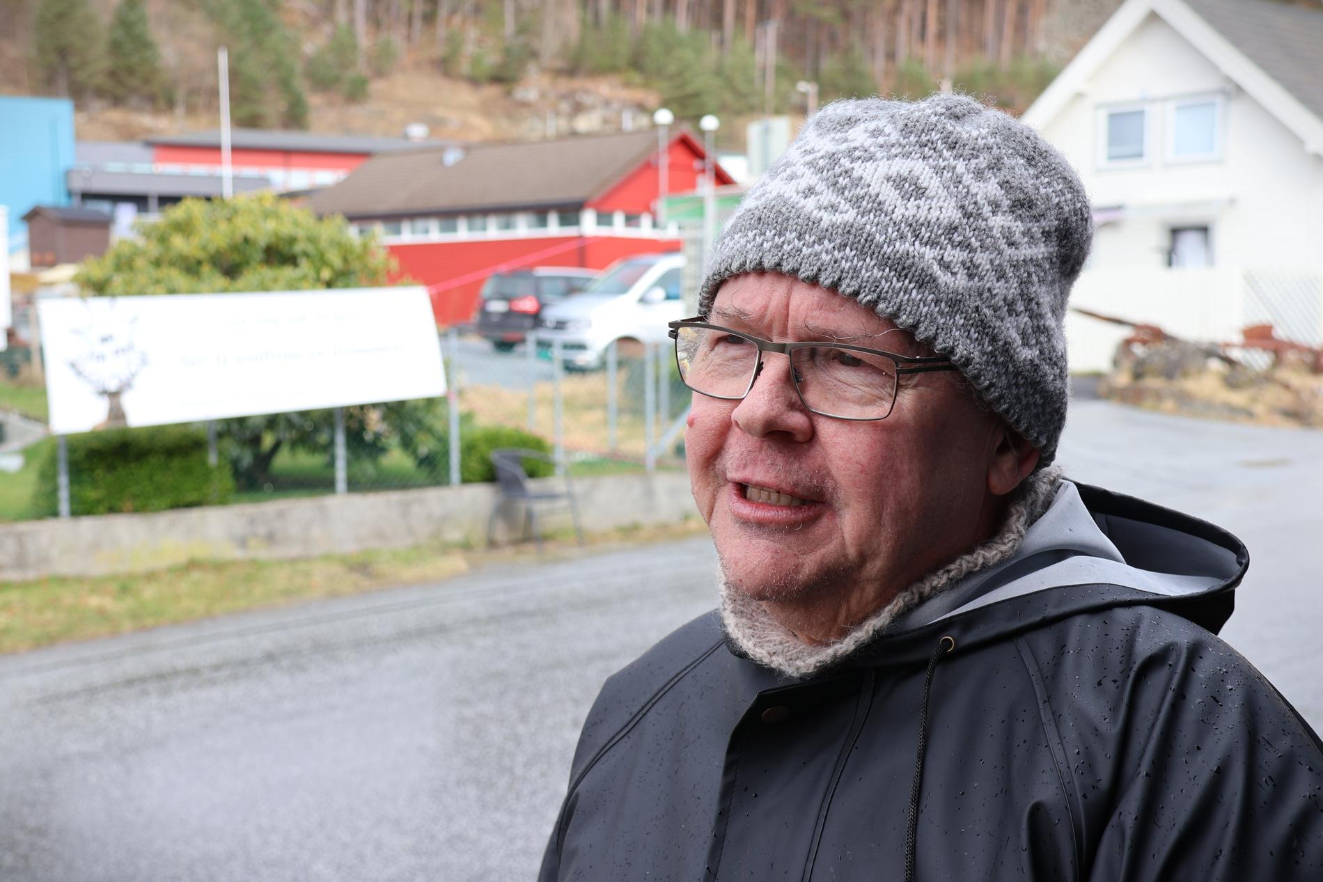 Frode Steinset er skeptisk til hydrogen- og ammoniakkfabrikken på Holmaneset i Svelgen, og står i spissen for en lokal folkeaksjon mot prosjektet.
