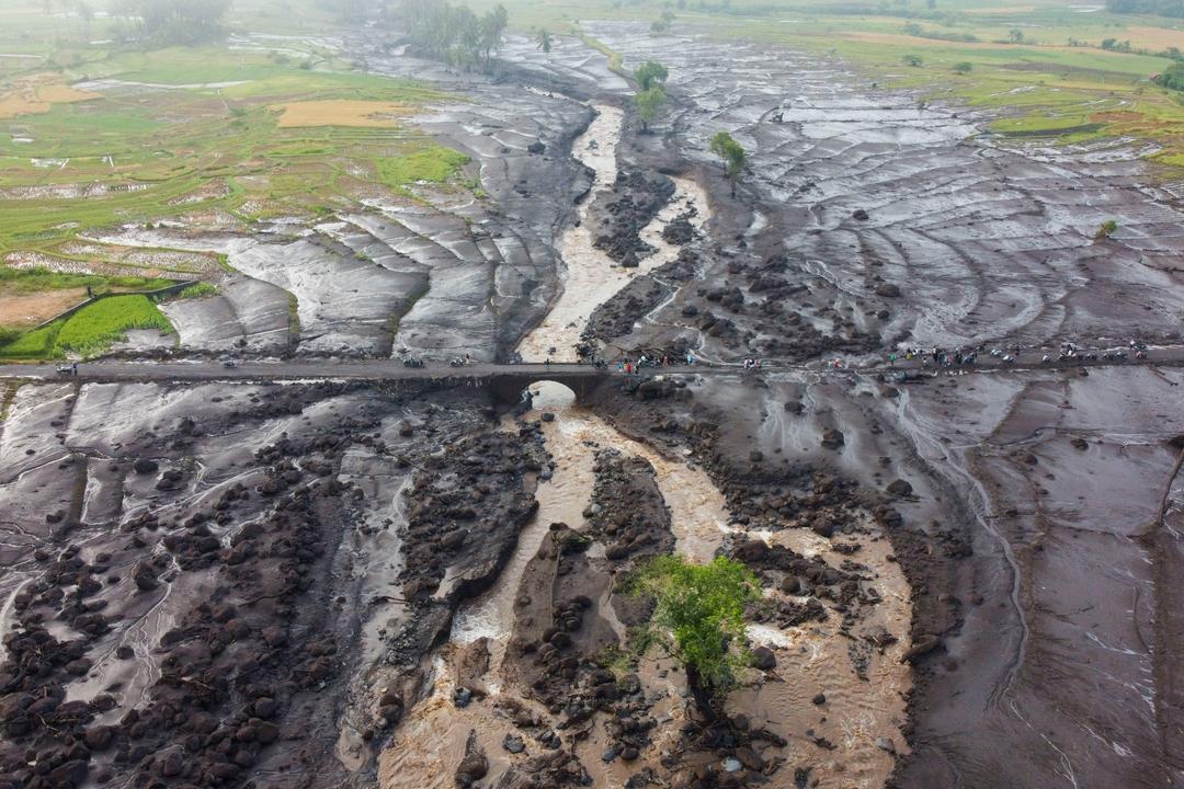 41 døde etter flom i Indonesia