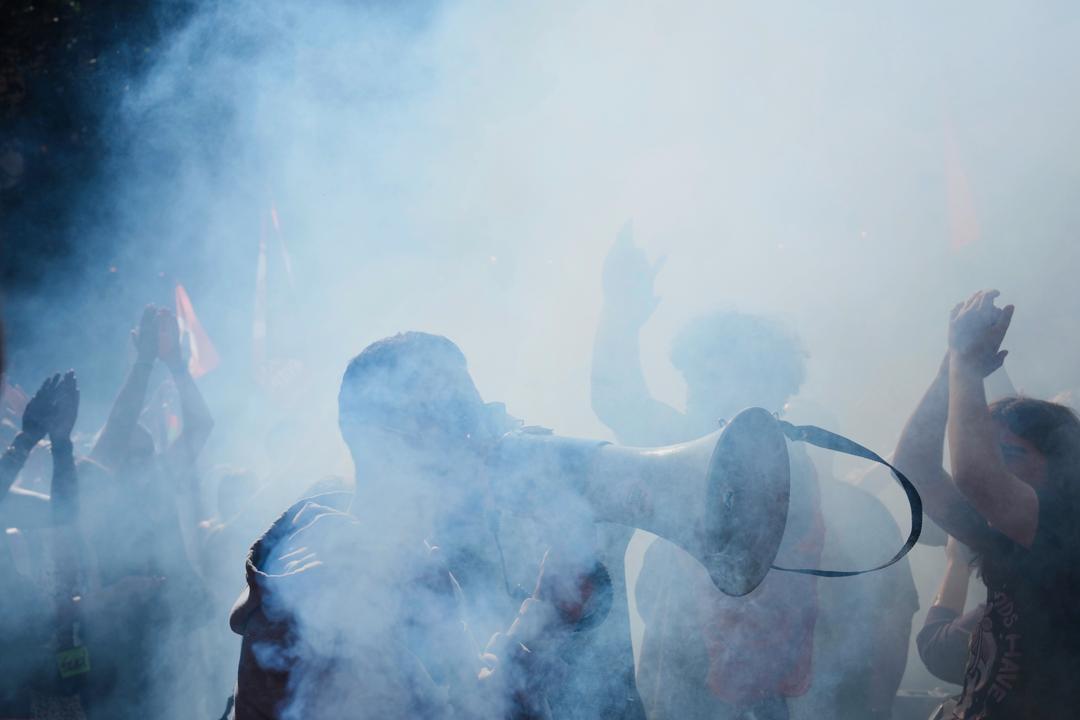 Kraftige demonstrasjoner i Paris: Over en million protesterer mot Macron