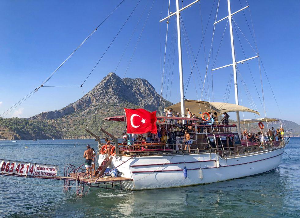 Турция в мае отзывы туристов. Турции яхты в Турции. Турецкие яхты для туристов. Катера в Турции. Туристы в Турции.