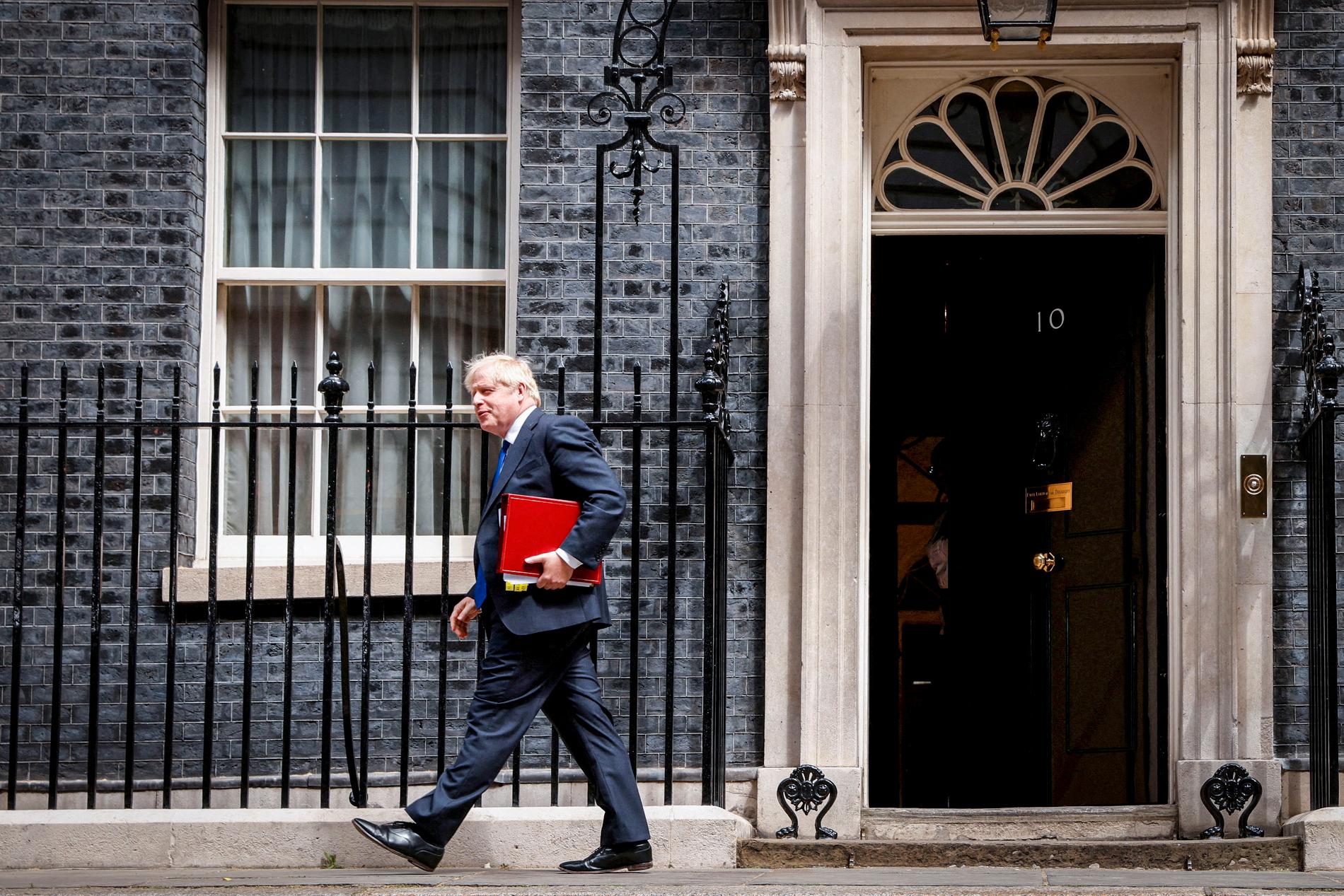 A LA SALIDA DE NO. 10: El Primer Ministro del Reino Unido, Boris Johnson, debe terminar su trabajo.
