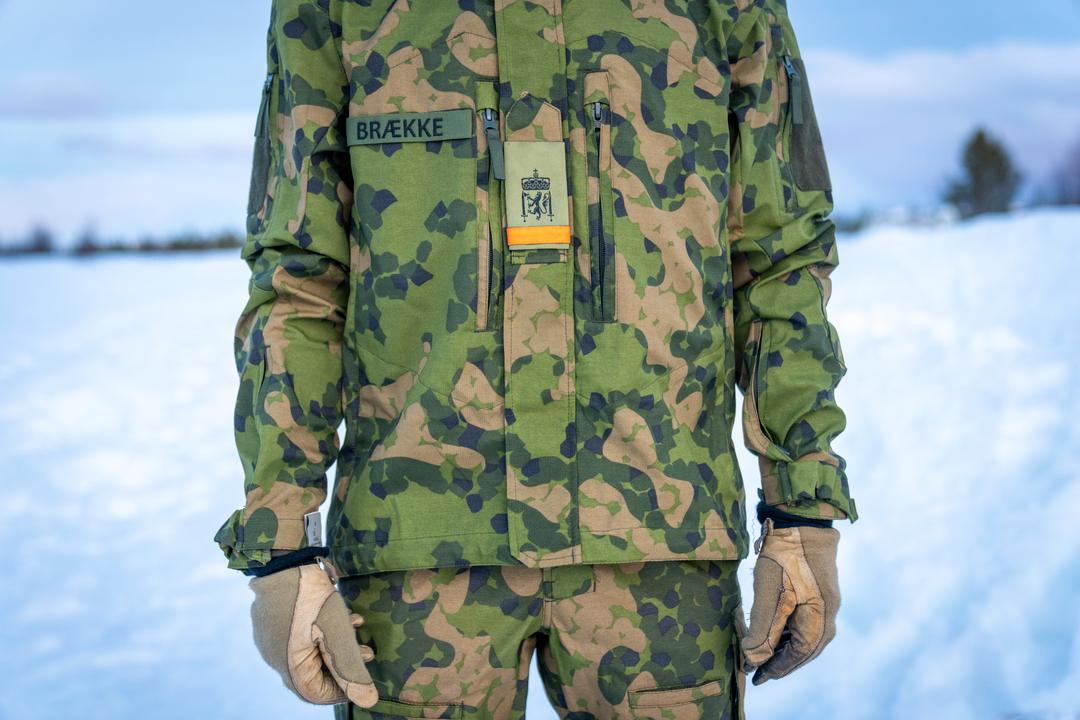 Forsvaret bladde opp for nye uniformer: Revner på kort tid