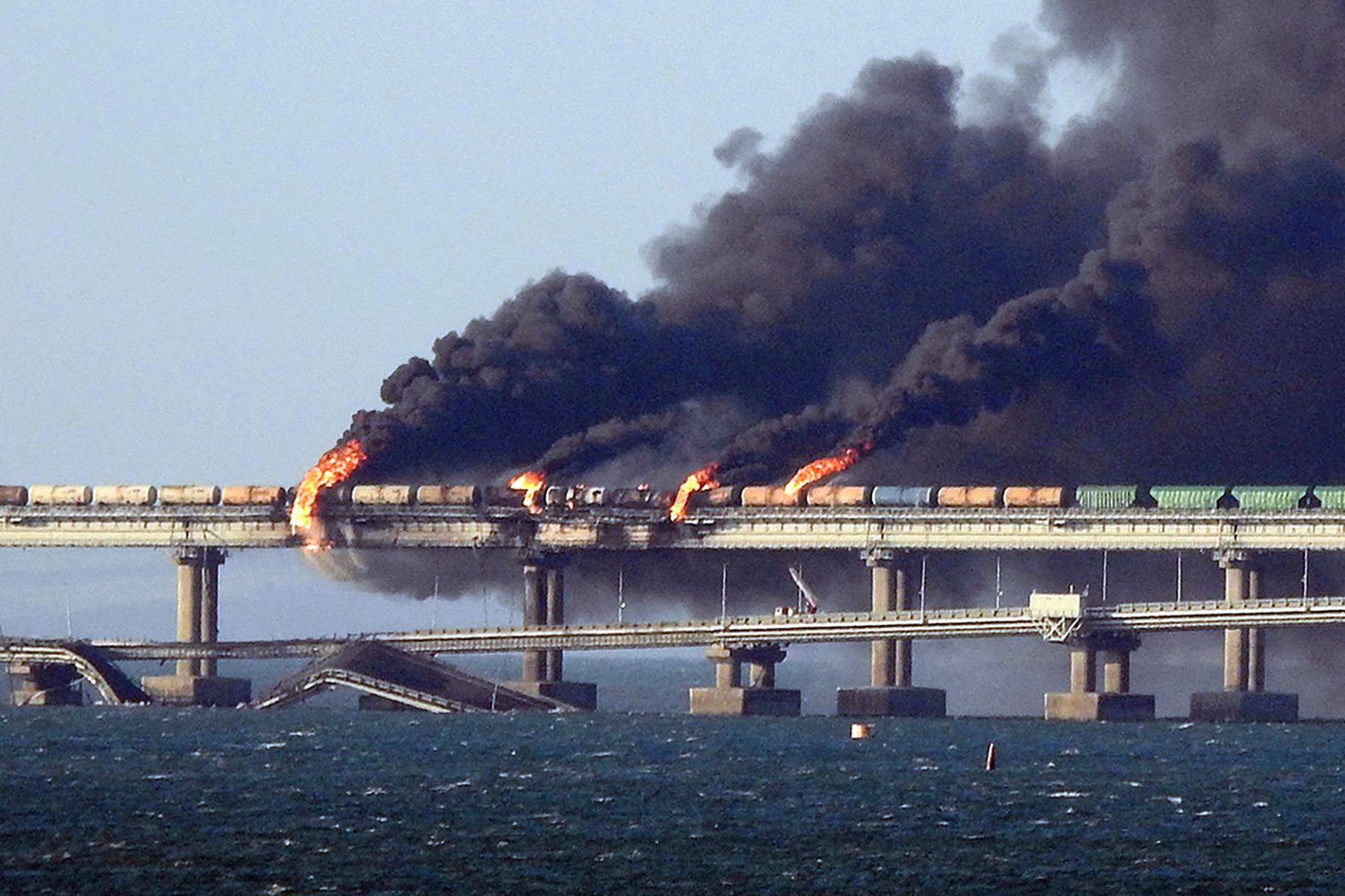На снимке пожар, вспыхнувший на мосту во время теракта в октябре 2022 года.