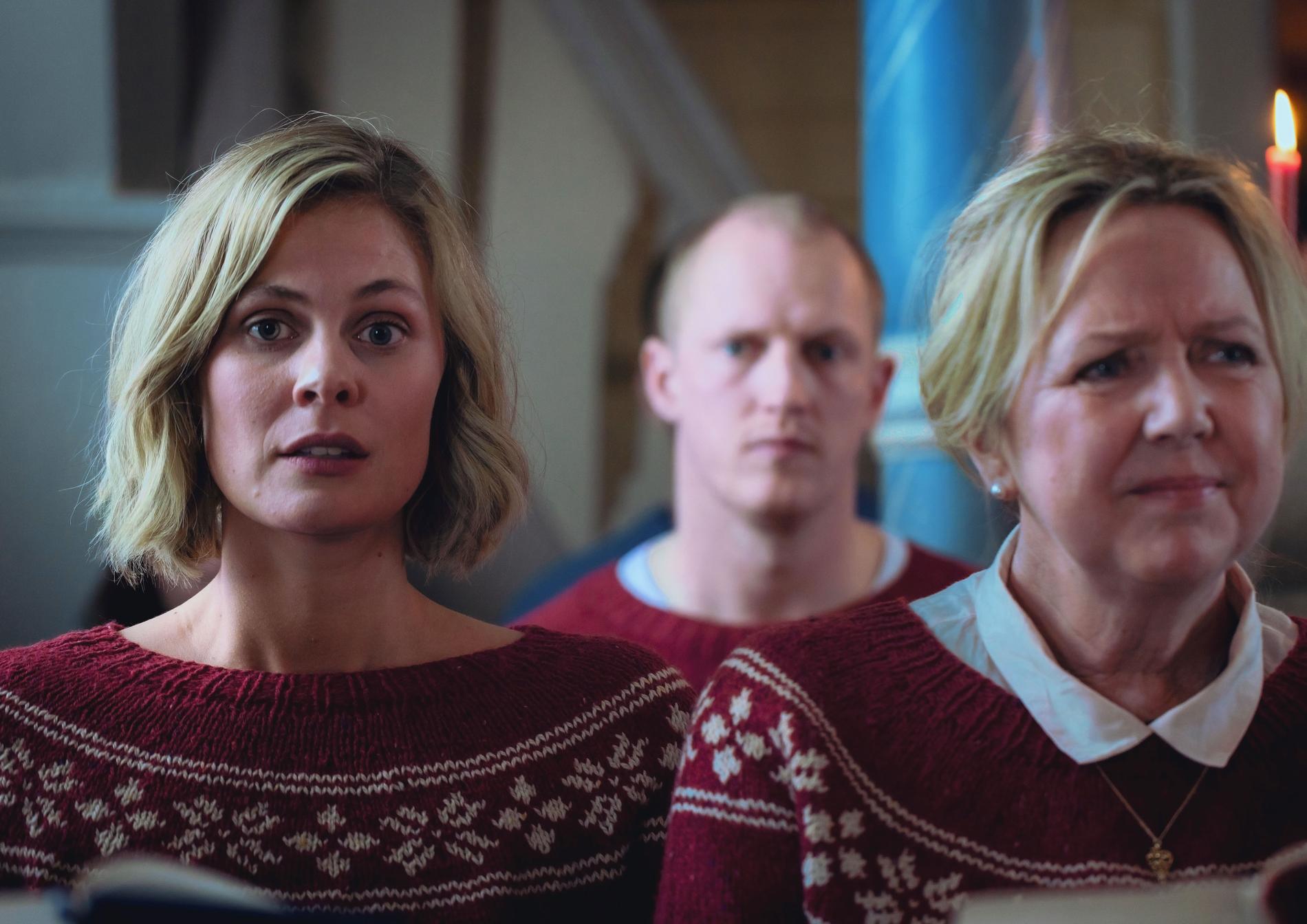 Roles: FV: Ida Ursin Holm (Thea) and Marit Andriessen (Mother Anne-Lise).  In the back sits Erik Volestad (Thea's brother Simen).