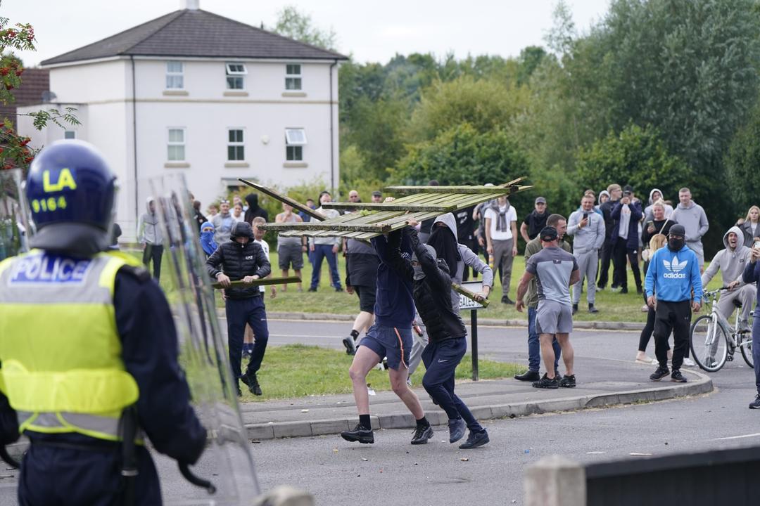 Des hôtels accueillant des demandeurs d’asile sont attaqués au Royaume-Uni