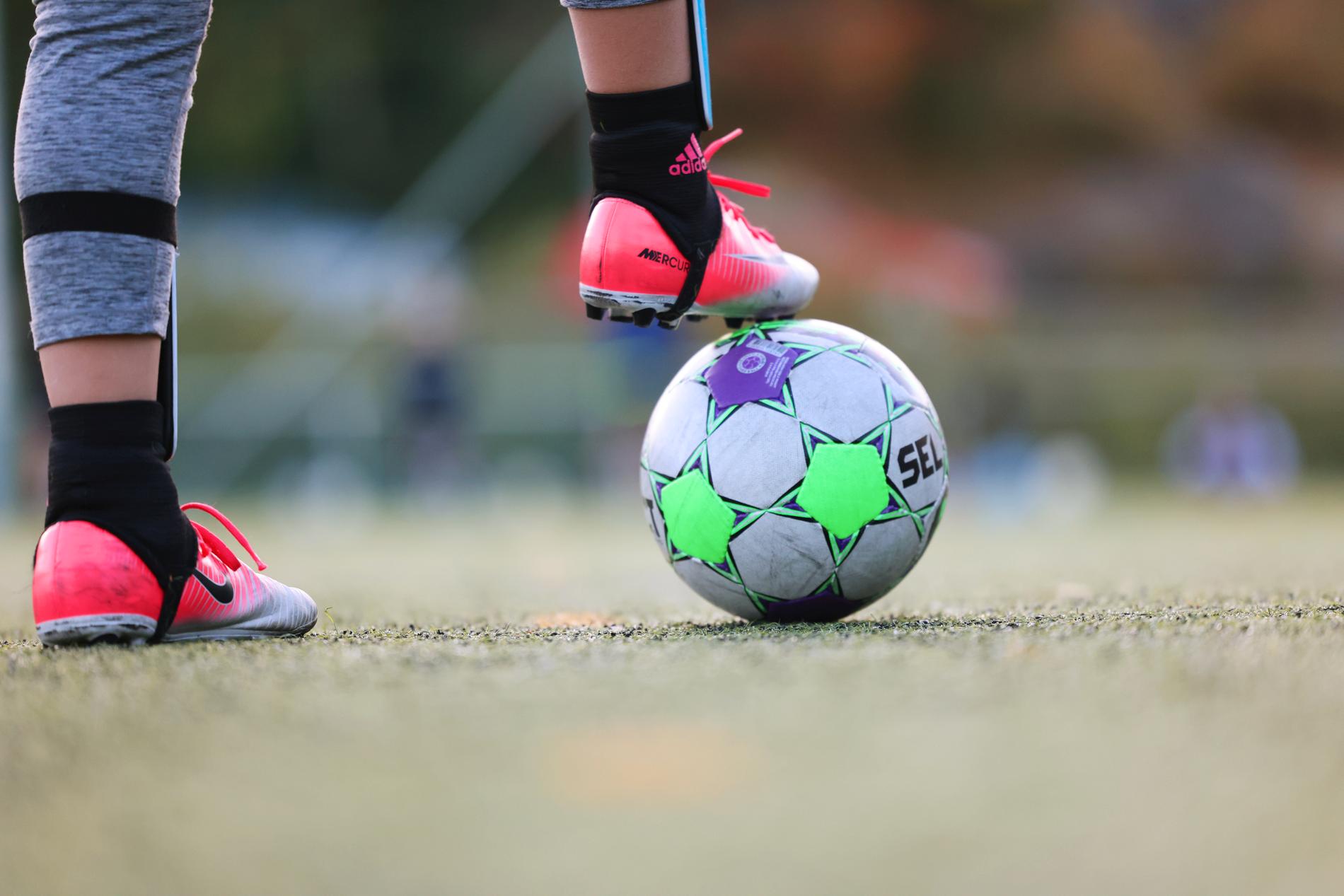 Le “scarpe da uomo” aumentano il rischio di infortuni nel calcio femminile – VG