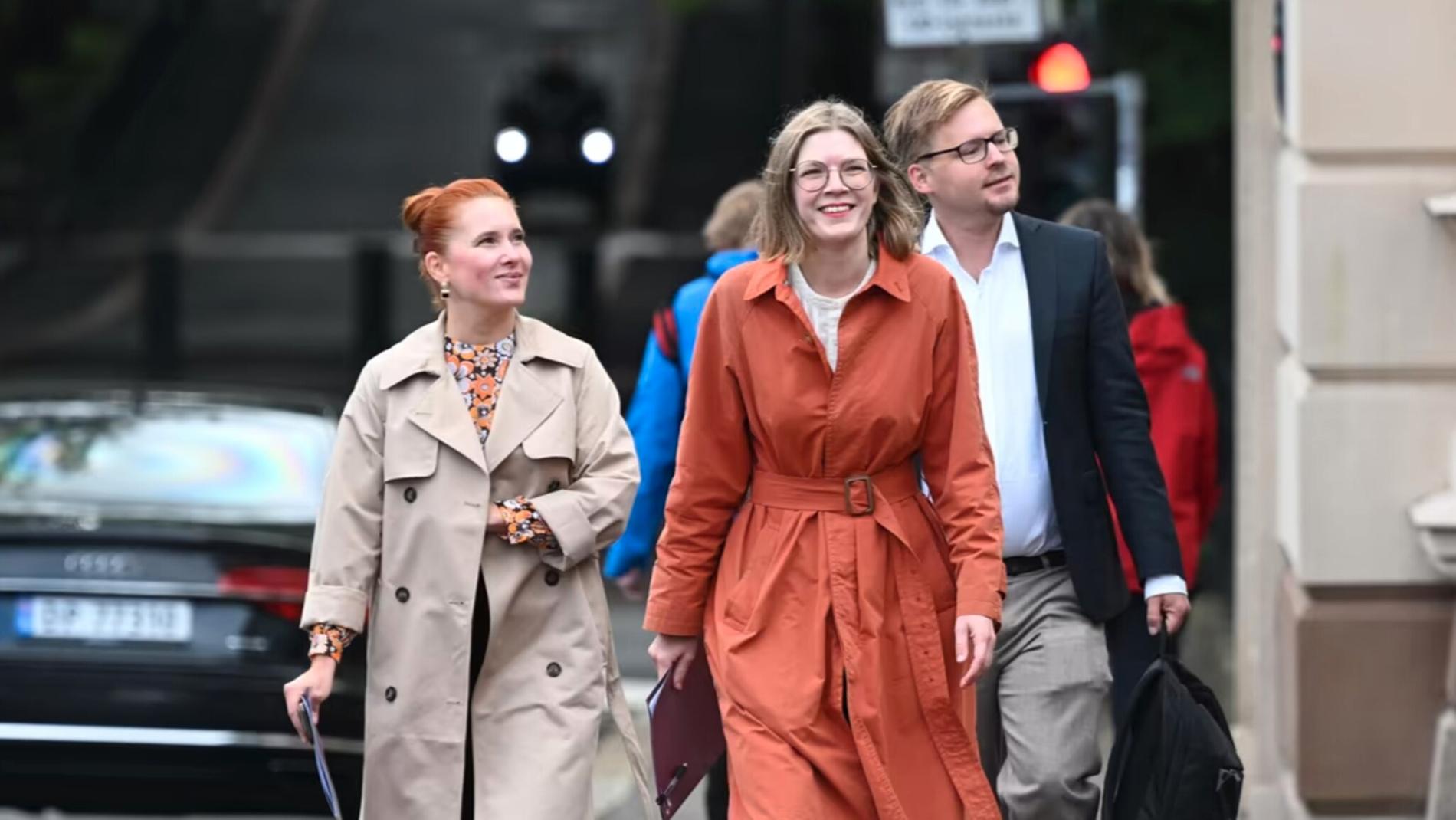 Rødt-lederen møter pressen etter møtet med Støre