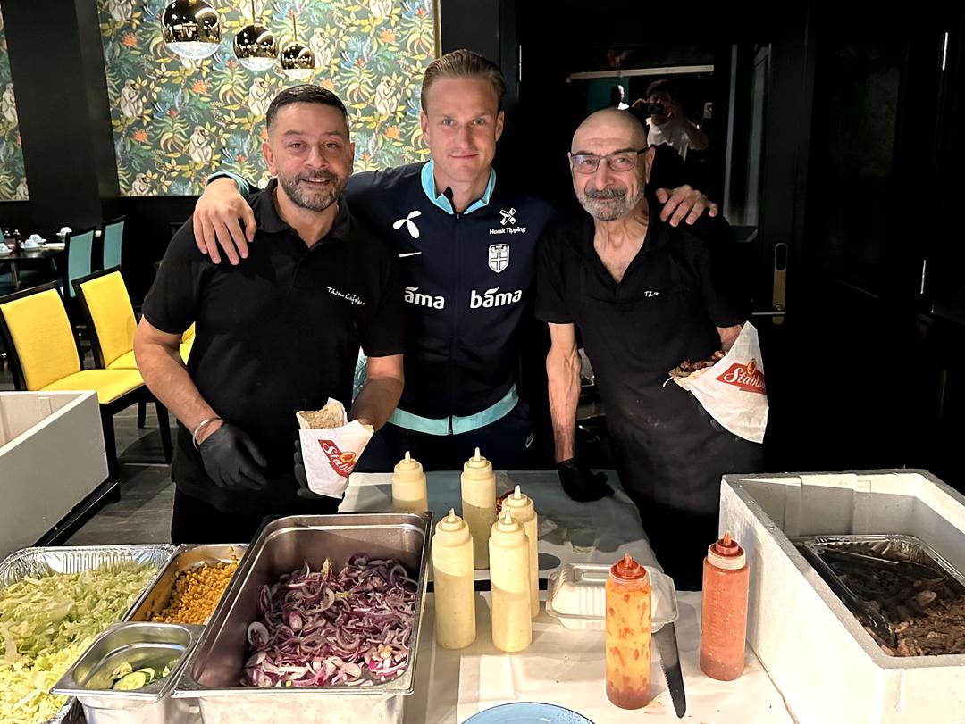 The total nationwide crew celebrated with Tåsen Cafébar kebabs after Kosovo’s victory