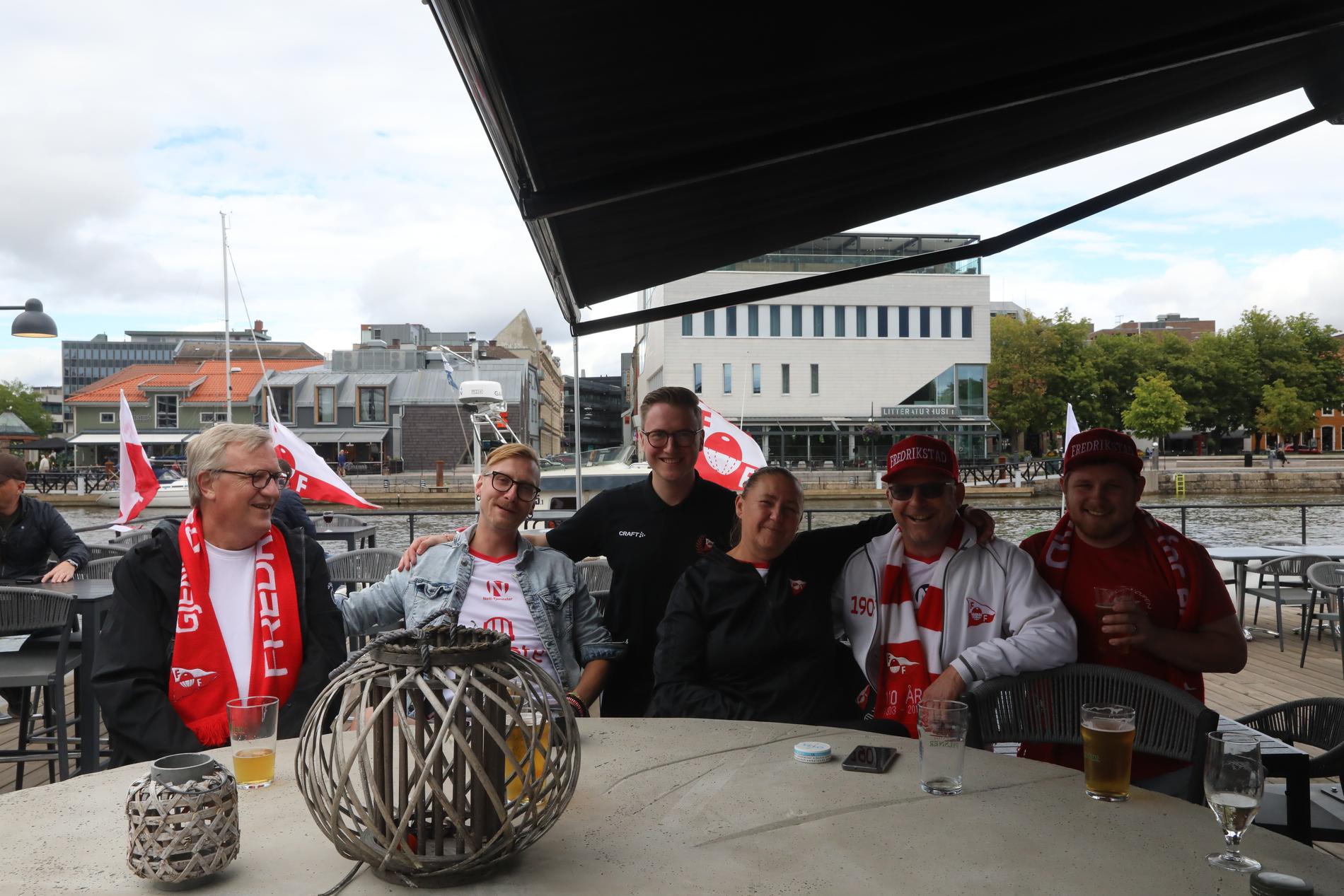 I sostenitori dell'FFK si sono riuniti a Båthuset prima della partita dell'FFK.  Da sinistra a destra: Knut Jacobsen, Marius Jacobsen, Marius Hoff Pettersen, Linda Amundsen (coordinatrice dei sostenitori dell'FFK), Flemming Johansen, Martin Bo Johansen.
